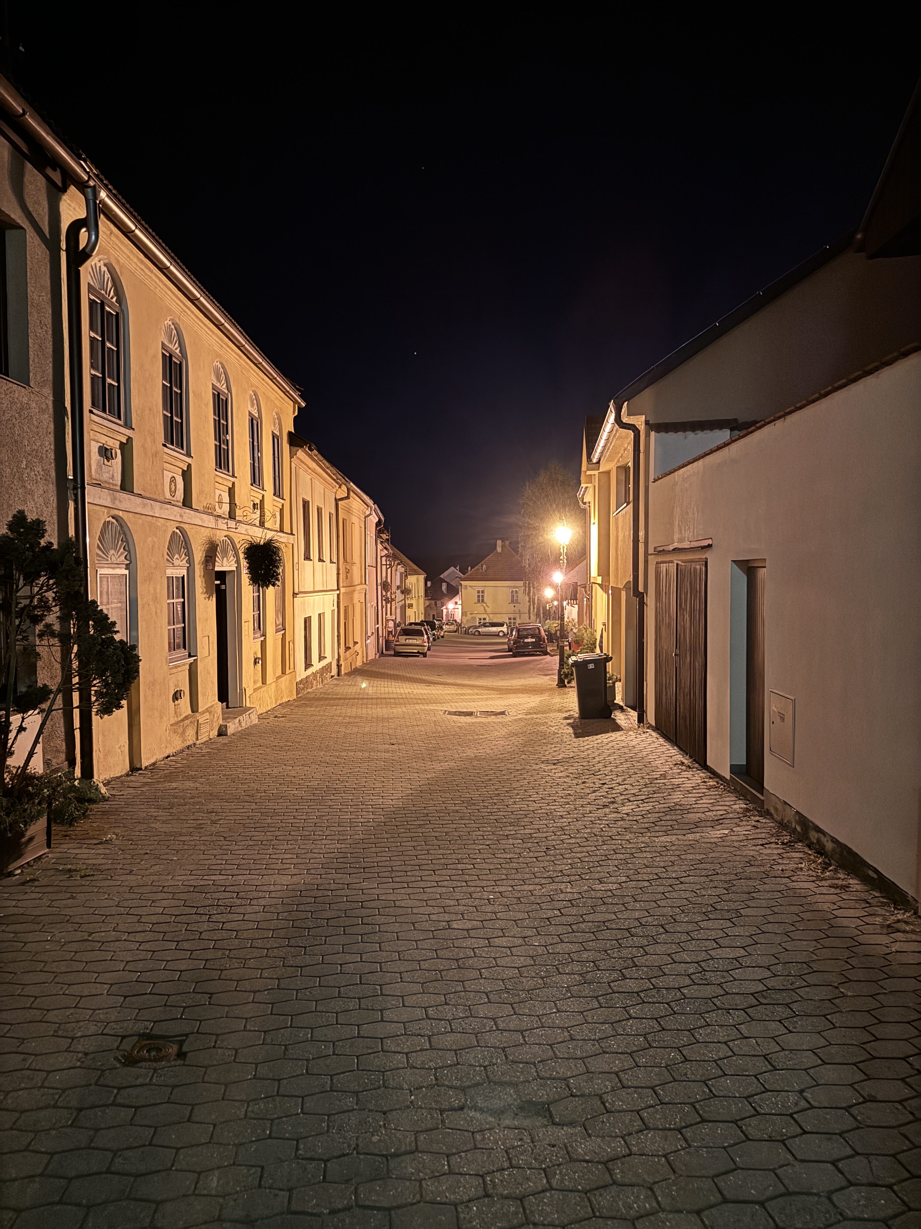 iPhone 15 pro foto noc 13