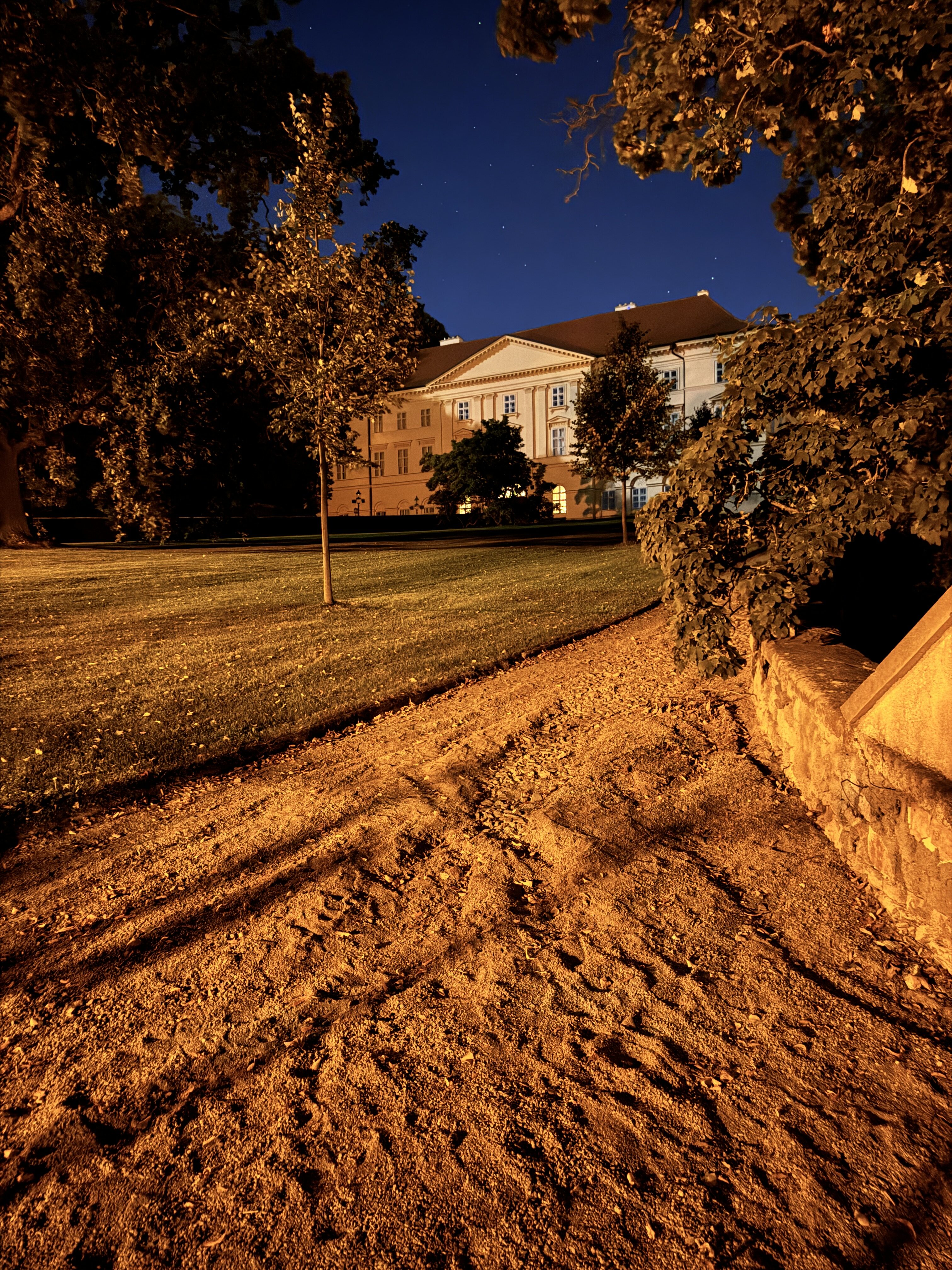 iPhone 15 pro foto noc 9