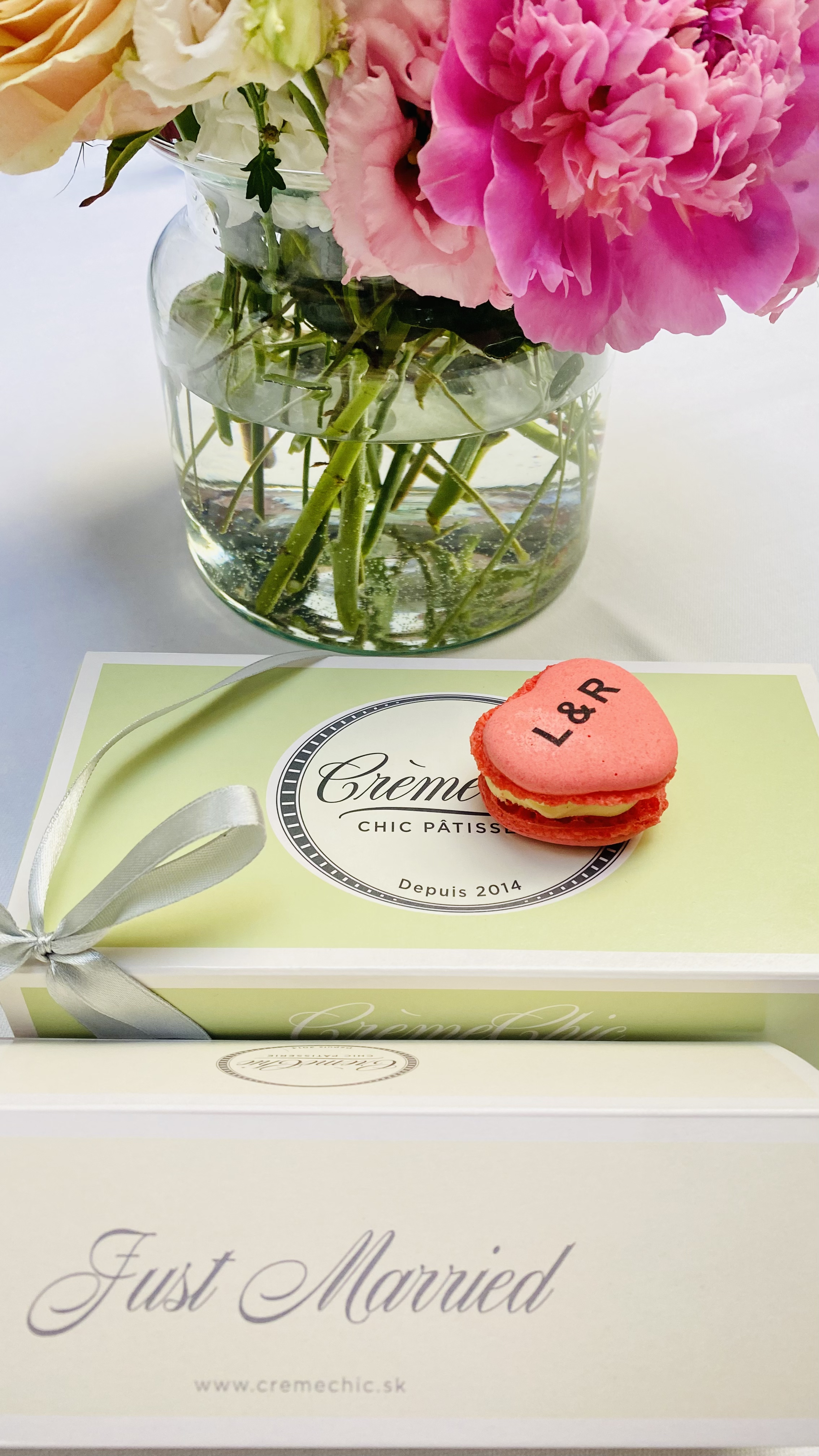 wedding gift box with flowers and macaroon