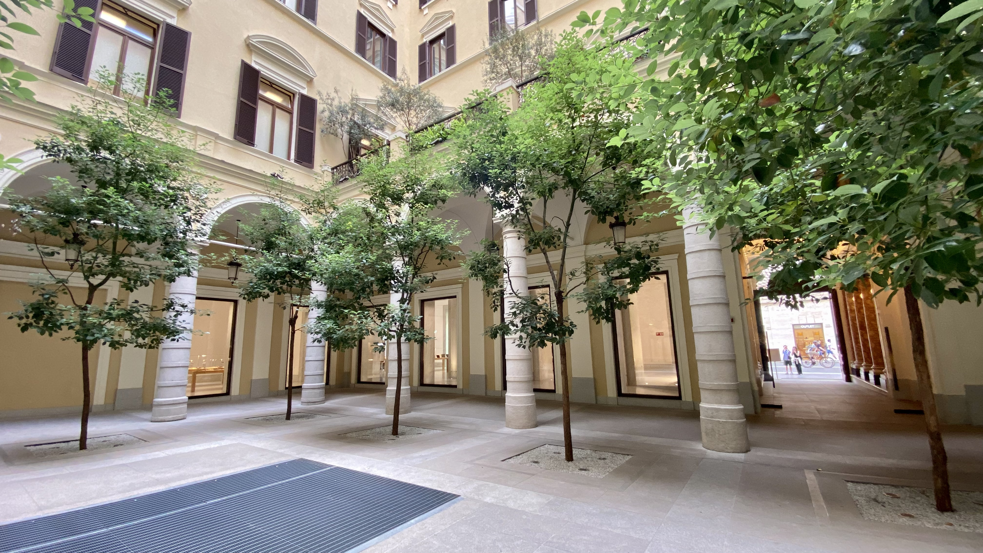 Apple Store v Římě: Pojďte s námi na návštěvu do jednoho z nejhezčích Apple Storů na světě
