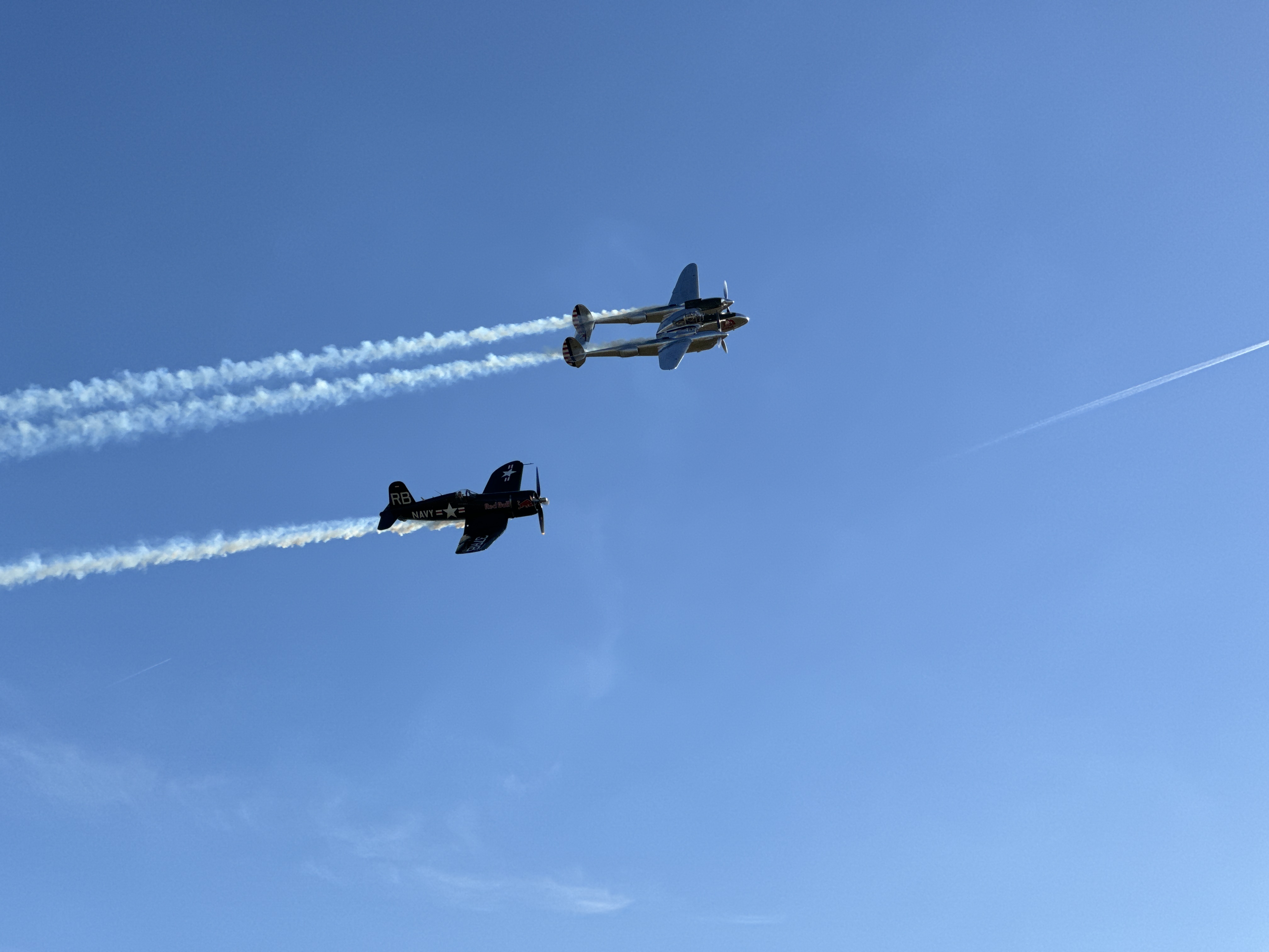 airplanes flying together