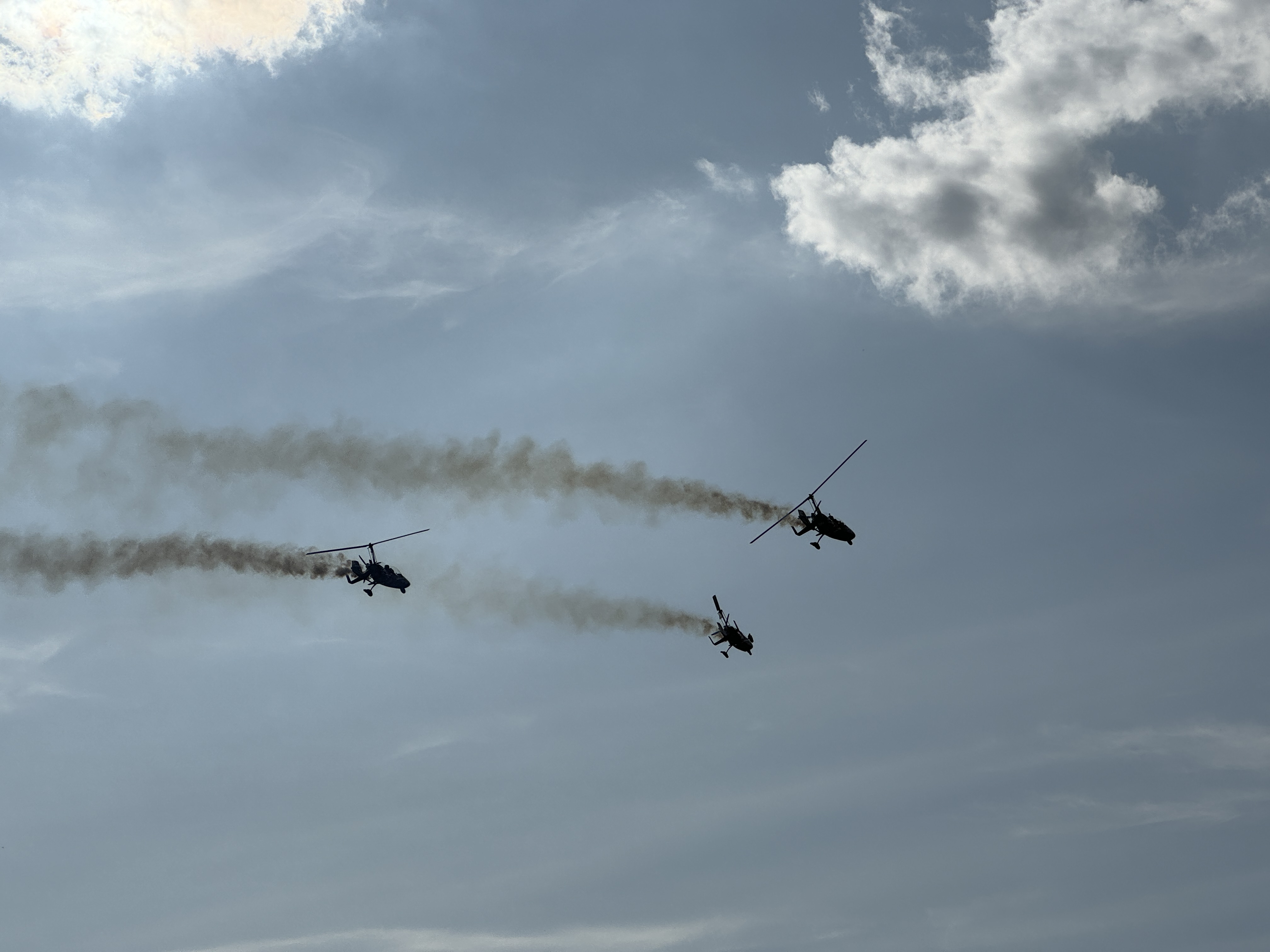 gyrocopters smoke trails