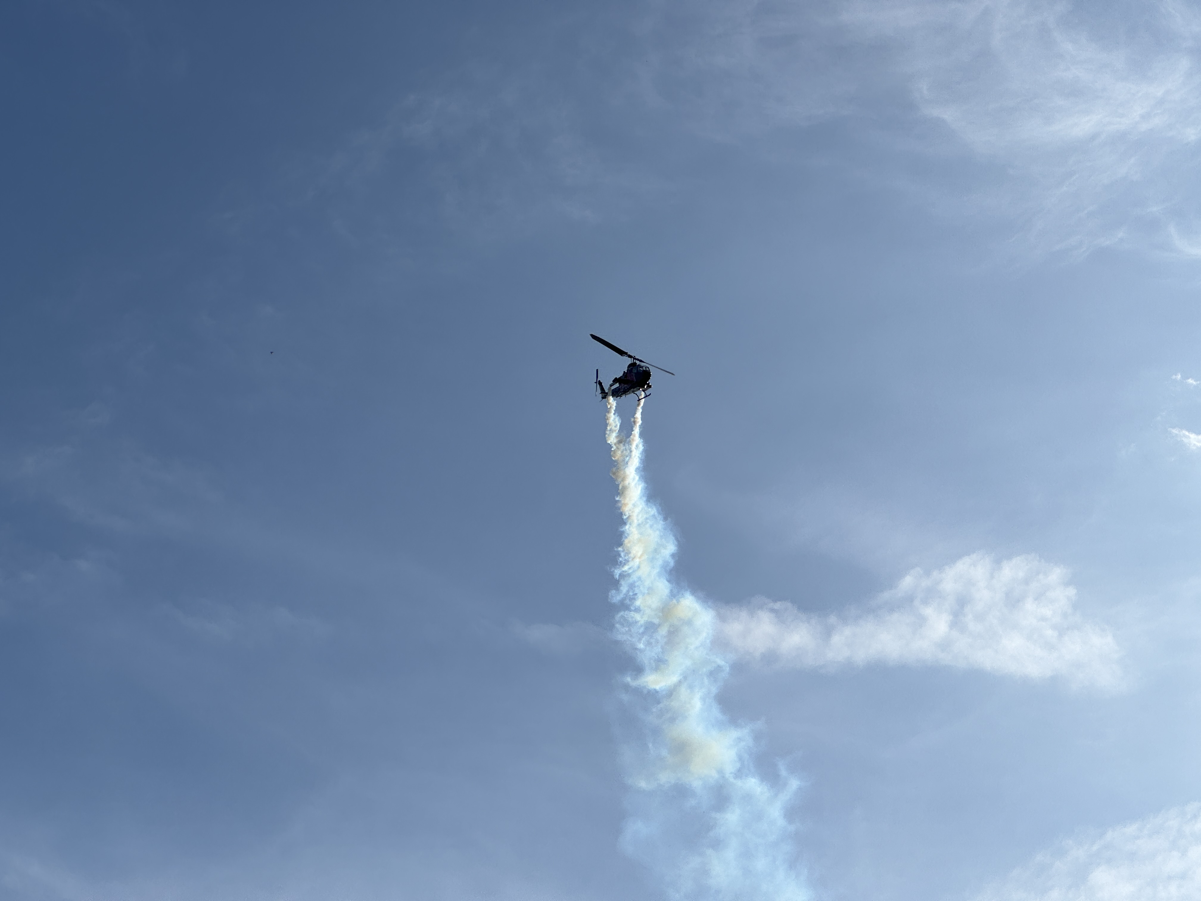 helicopter vertical smoke