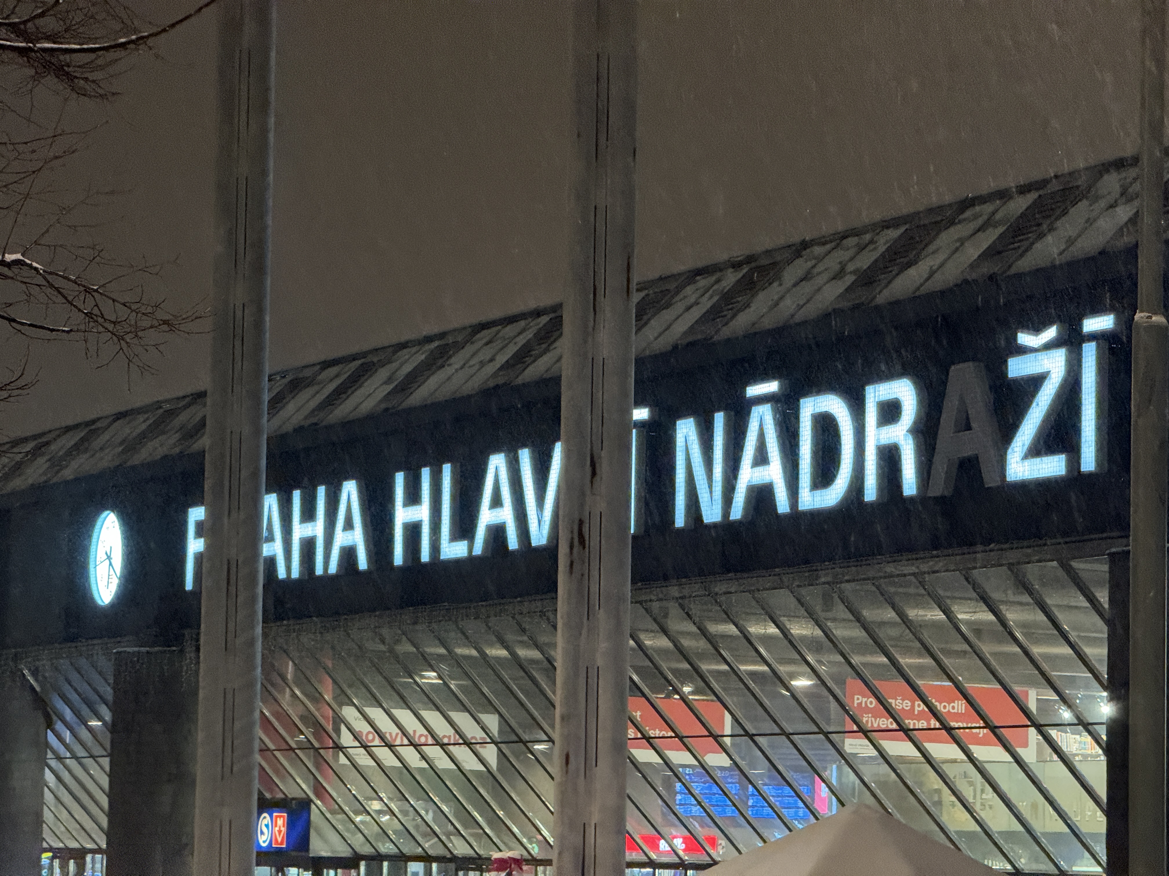 praha main station night