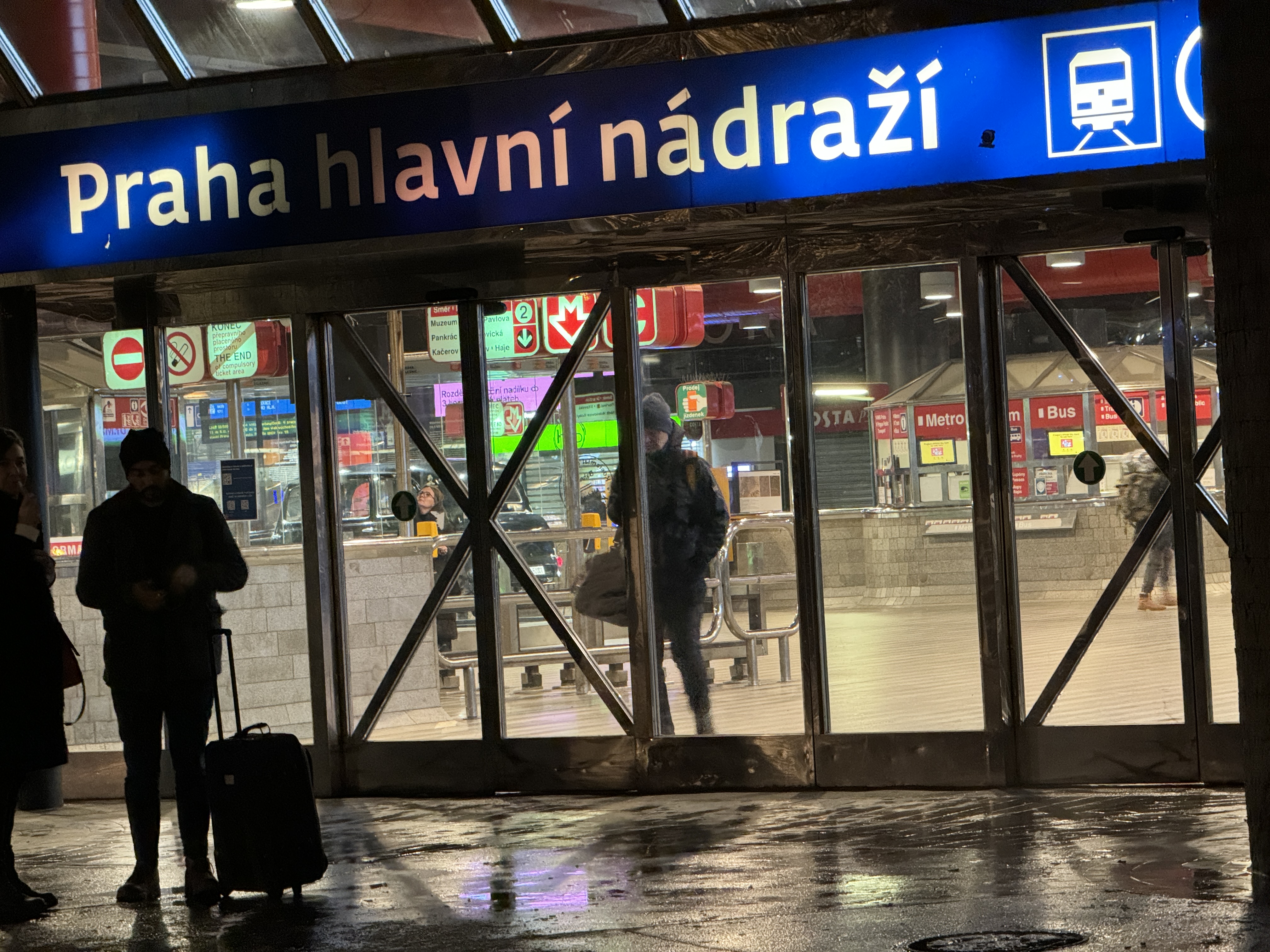 praha main train station entrance