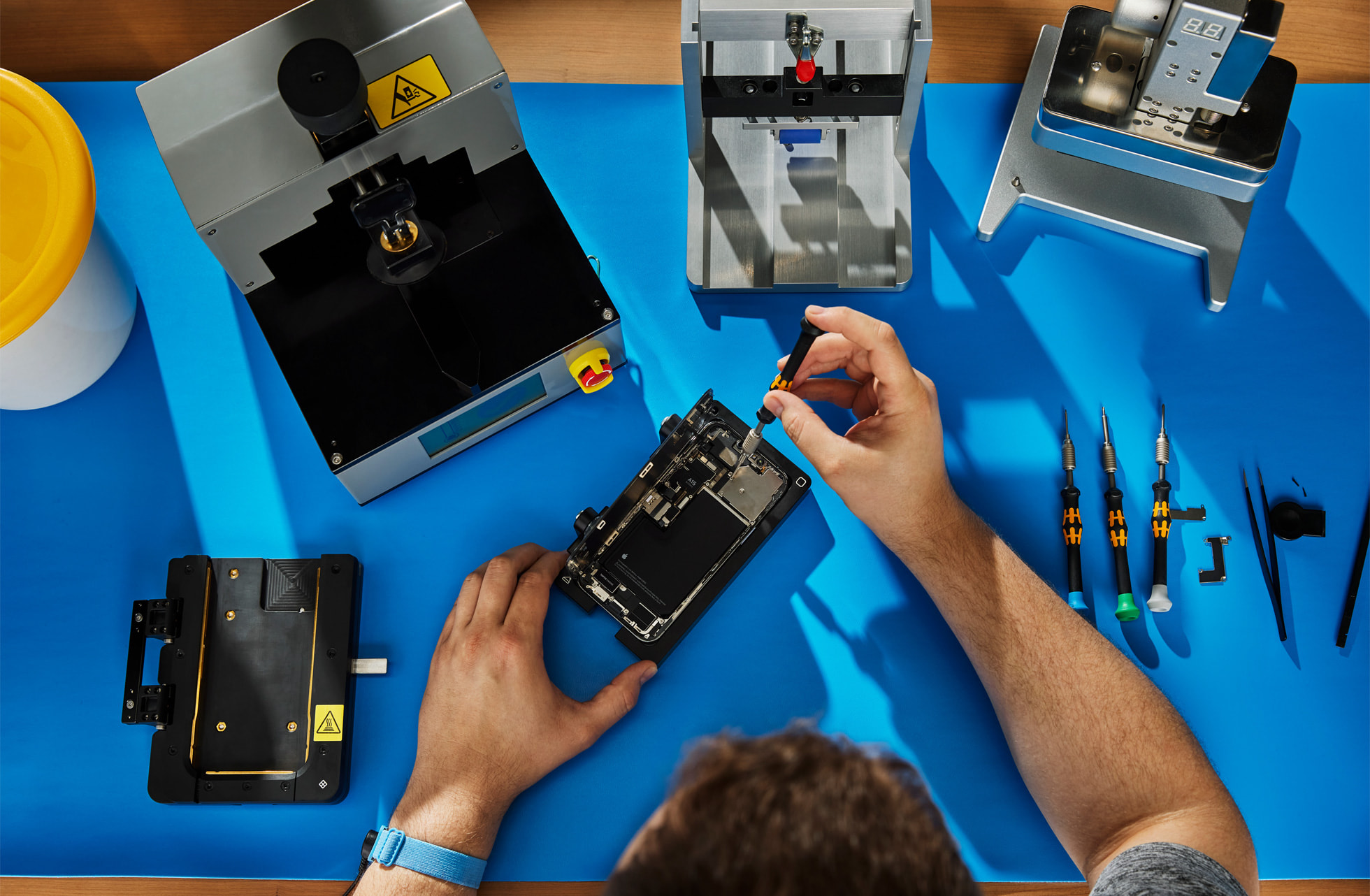 Apple EU Self Service repair iPhone big.jpg.large 2x