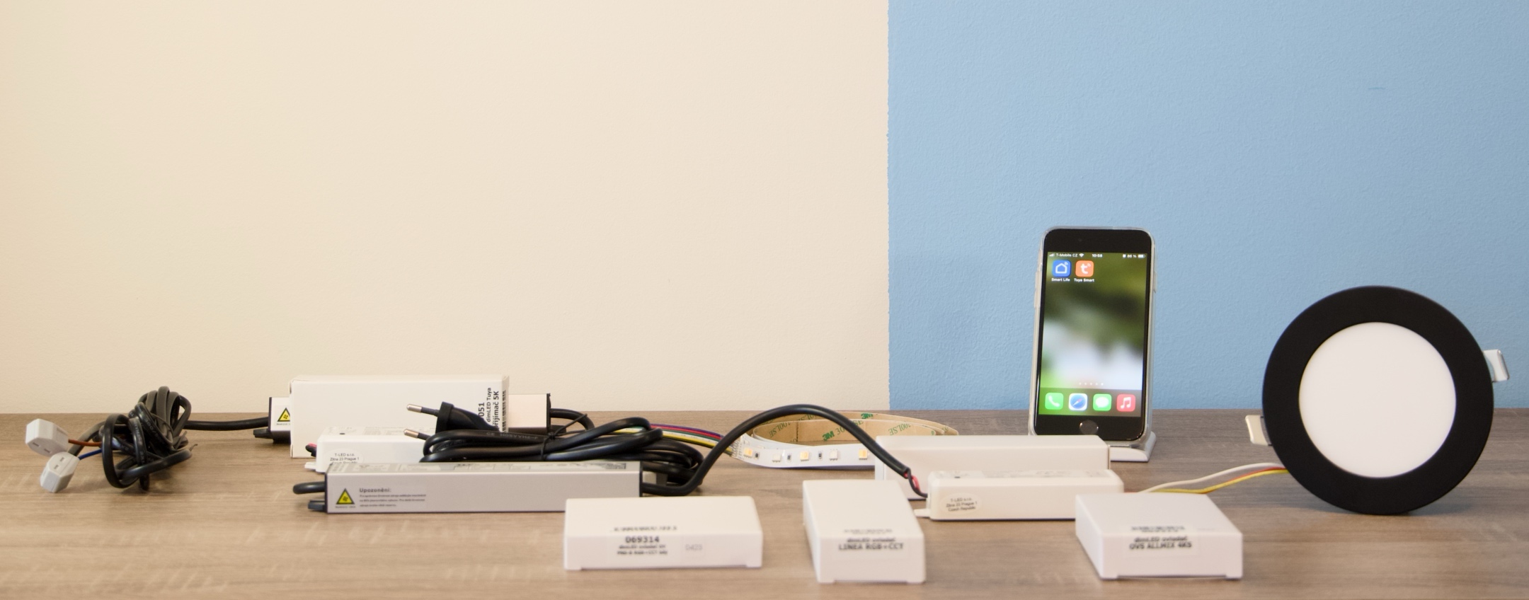 1 dimLED Tuya PR 2K, 5K set front table iPhone 1 (crop)