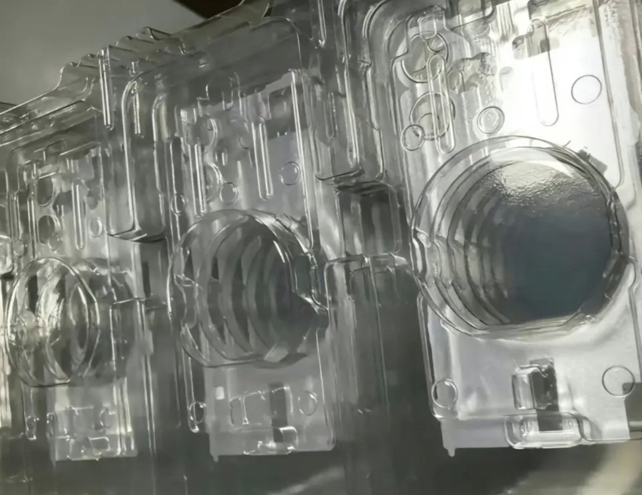 Výrobci příslušenství odhalili již nyní podobu chystaného iPhone 16!