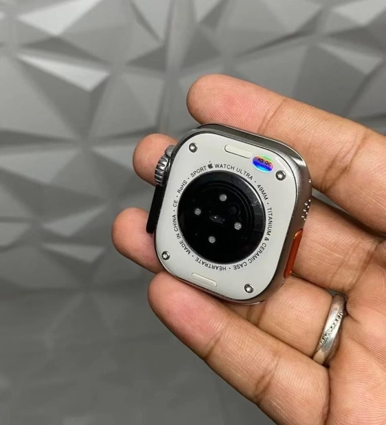 smartwatch back in hand