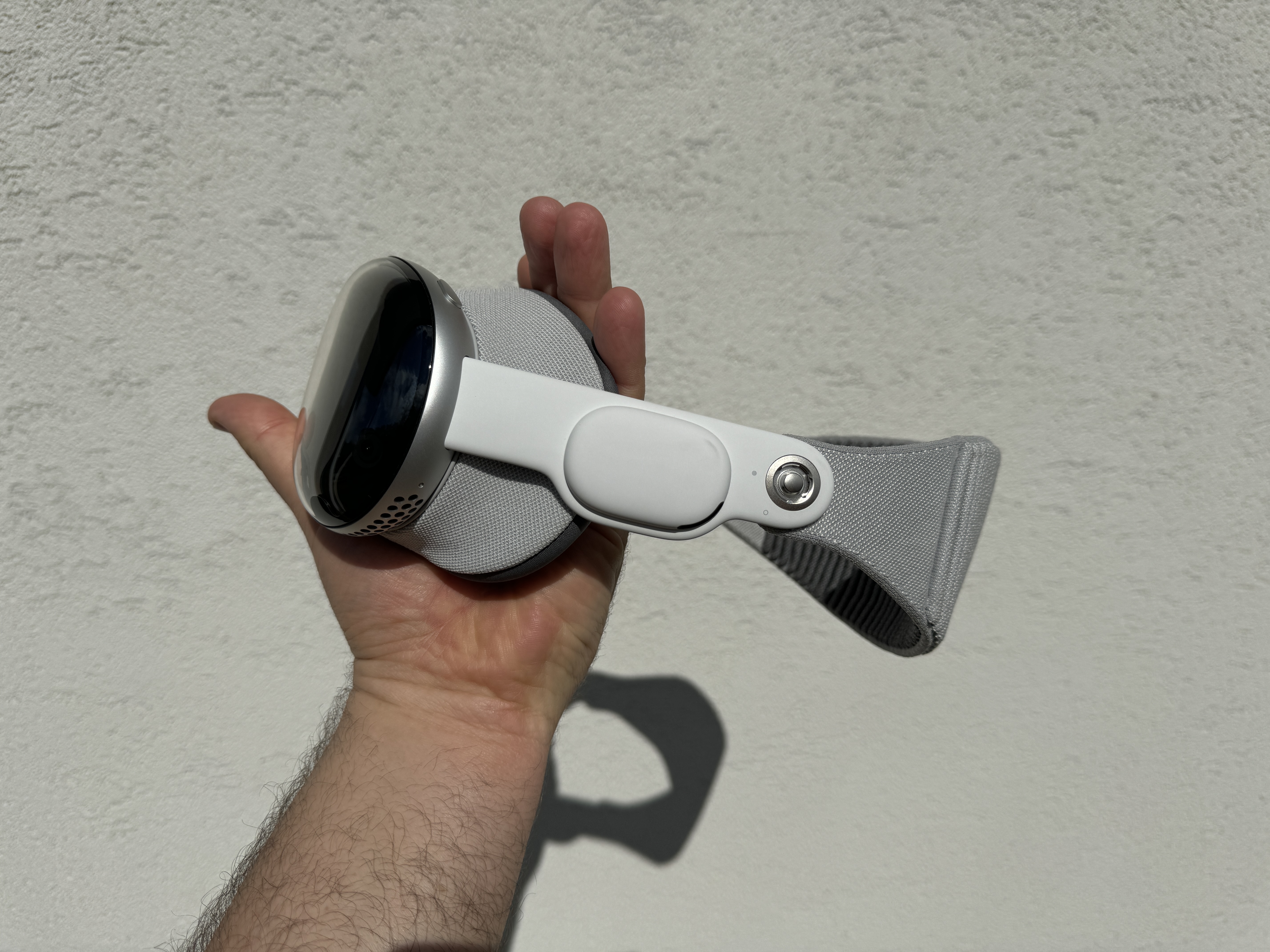 hand holding vr headset