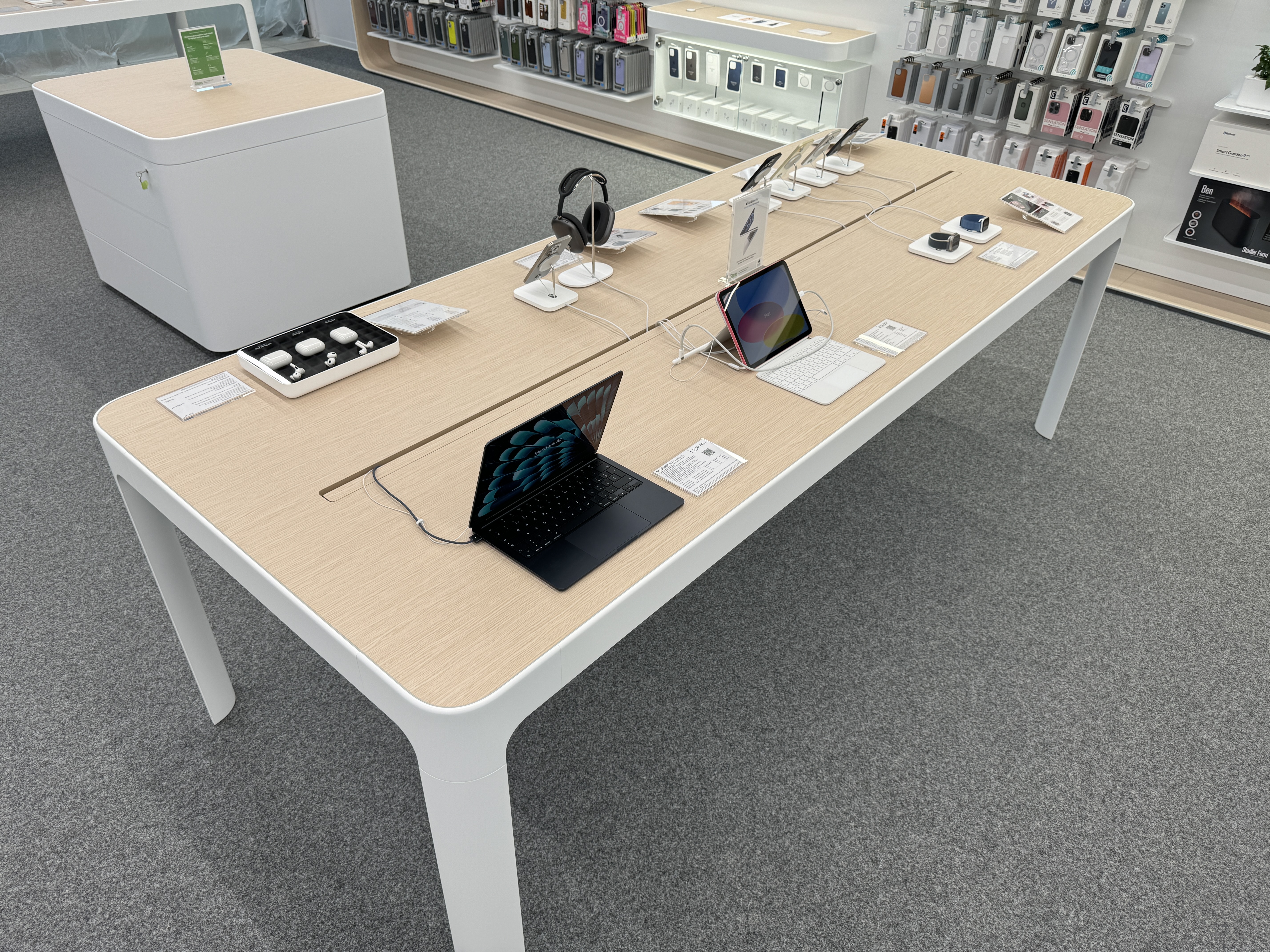 laptops and headphones display