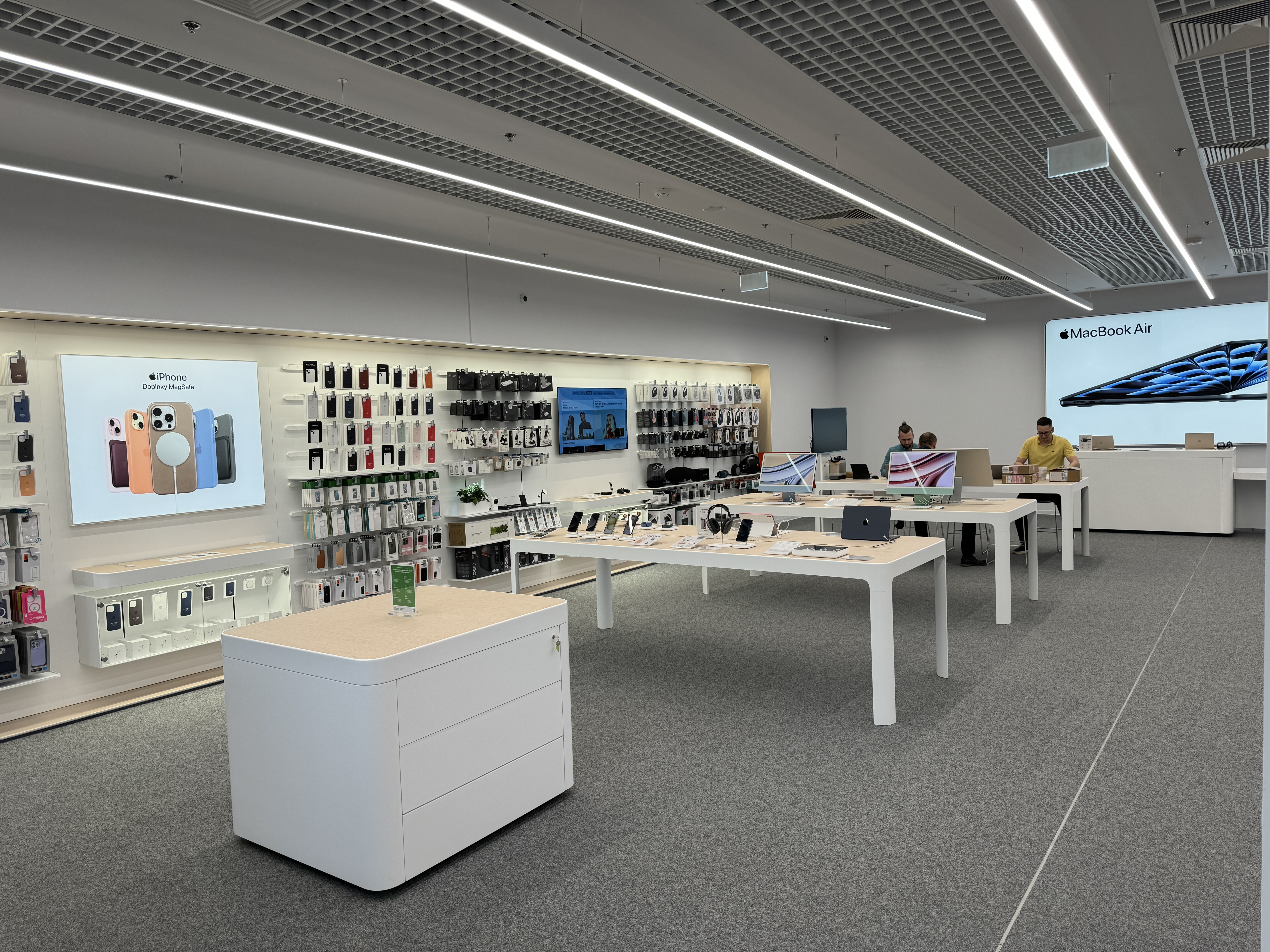 store overview tech display