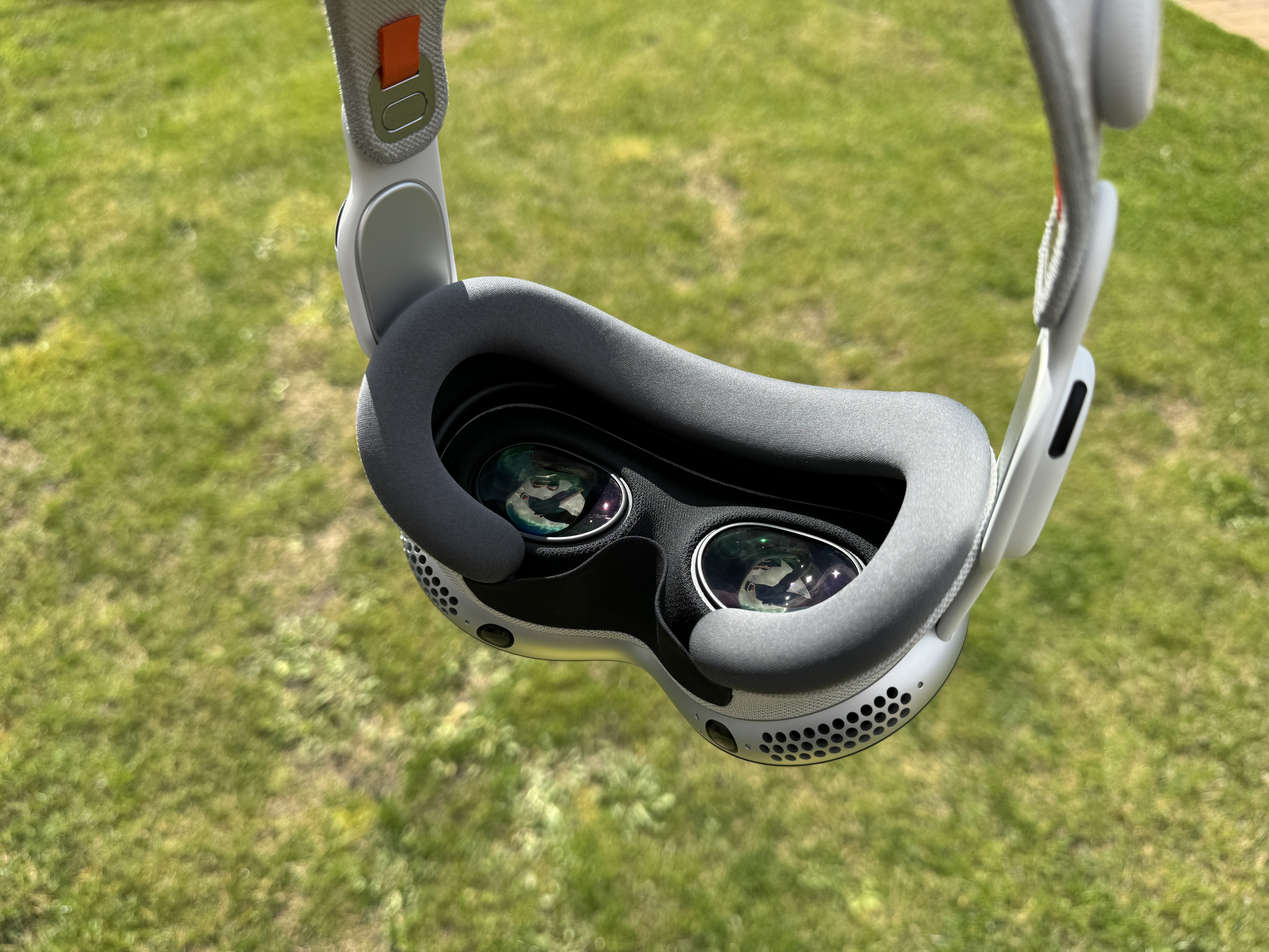 vr headset closeup lenses