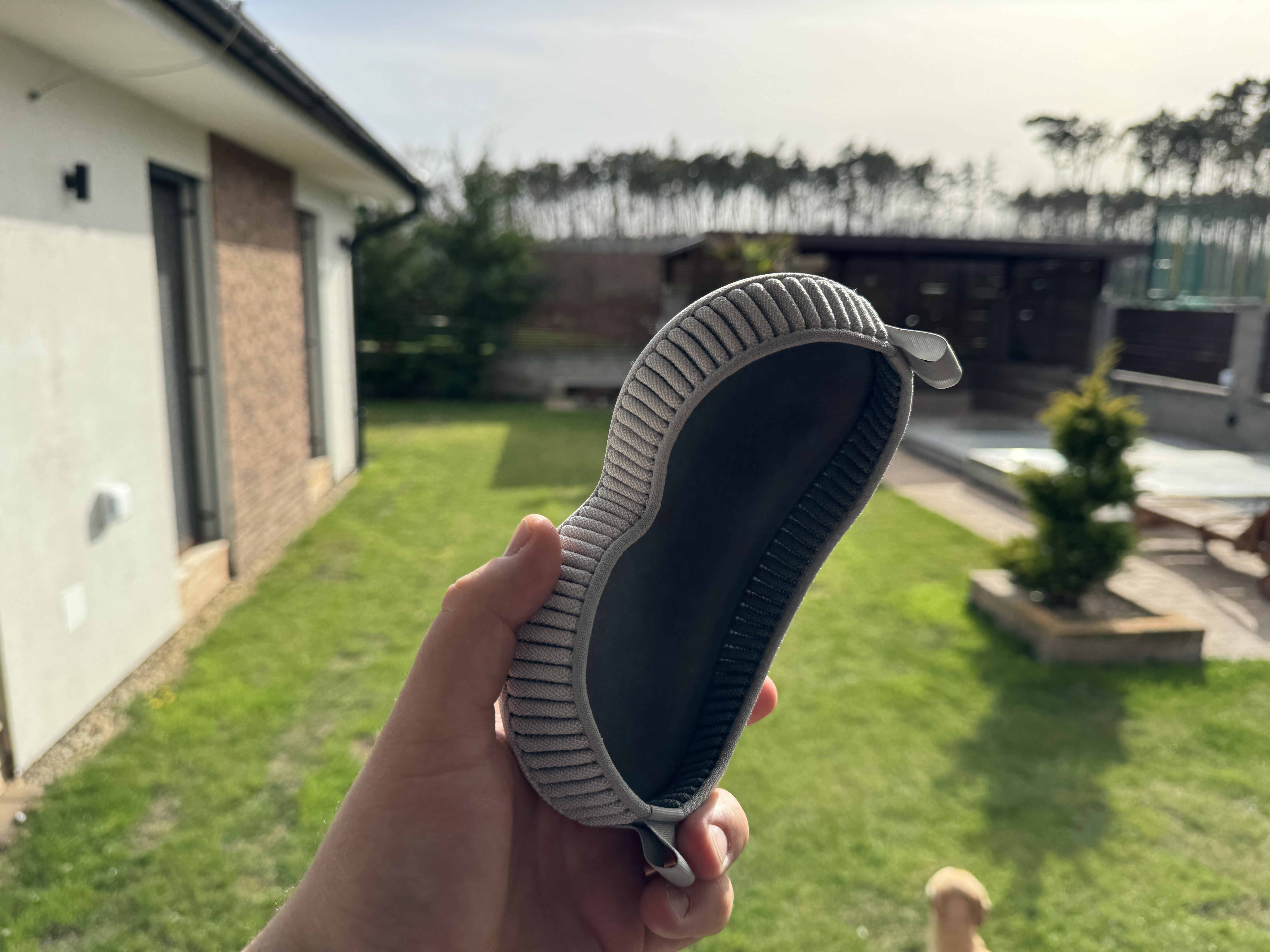 vr headset cushion hand