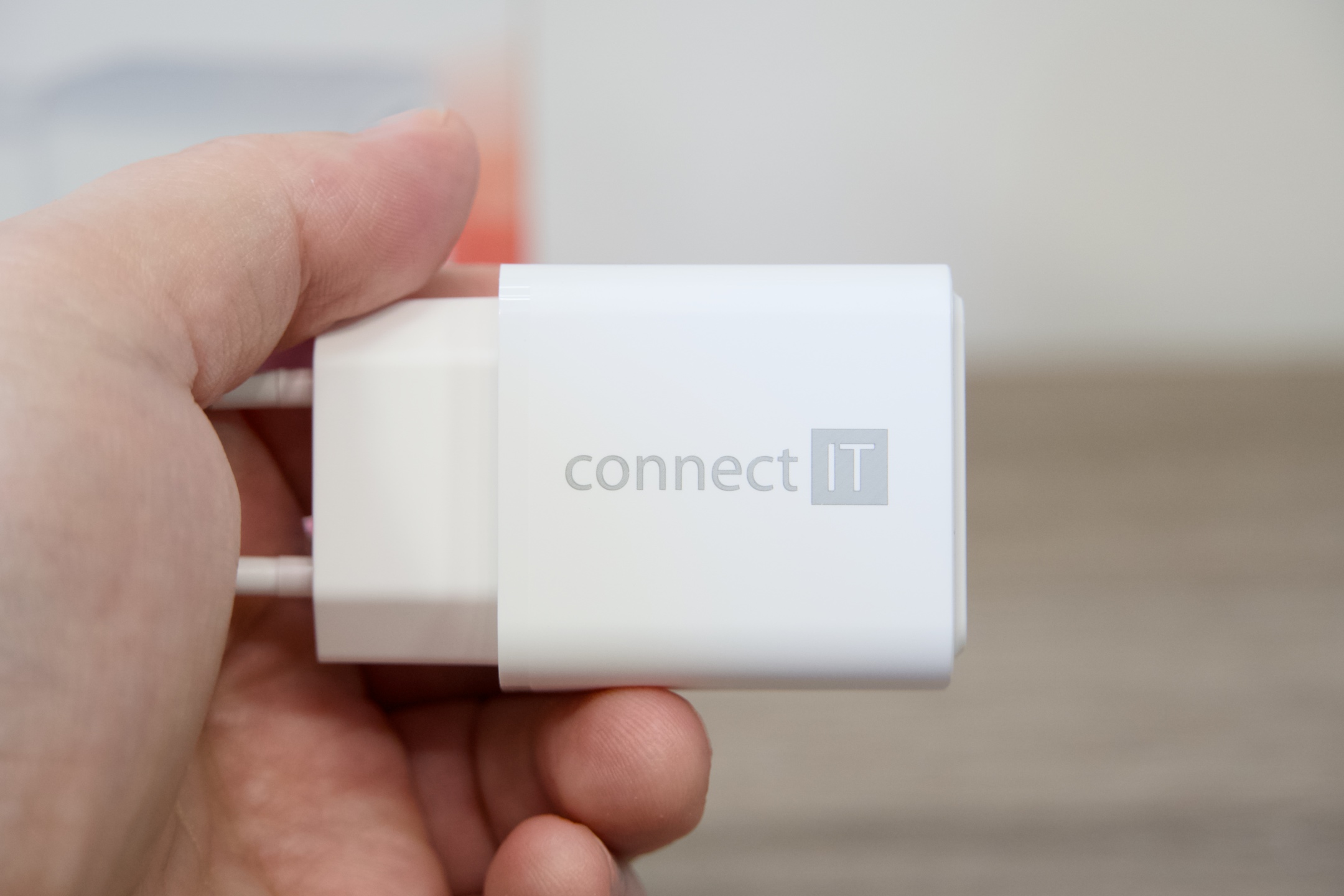 connect IT Duplex - charger side detail hand OK connect IT Duplex - charger side detail hand OK