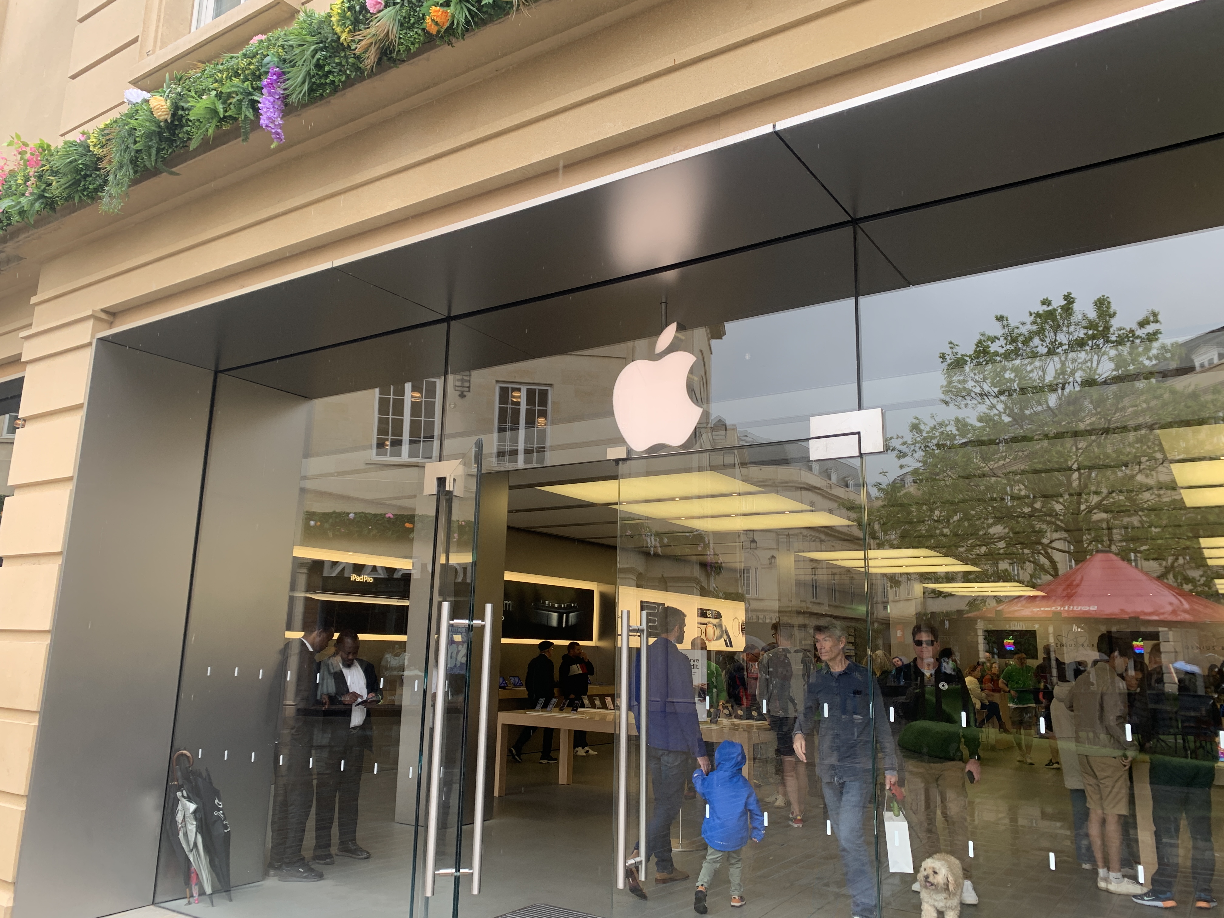 apple store entrance