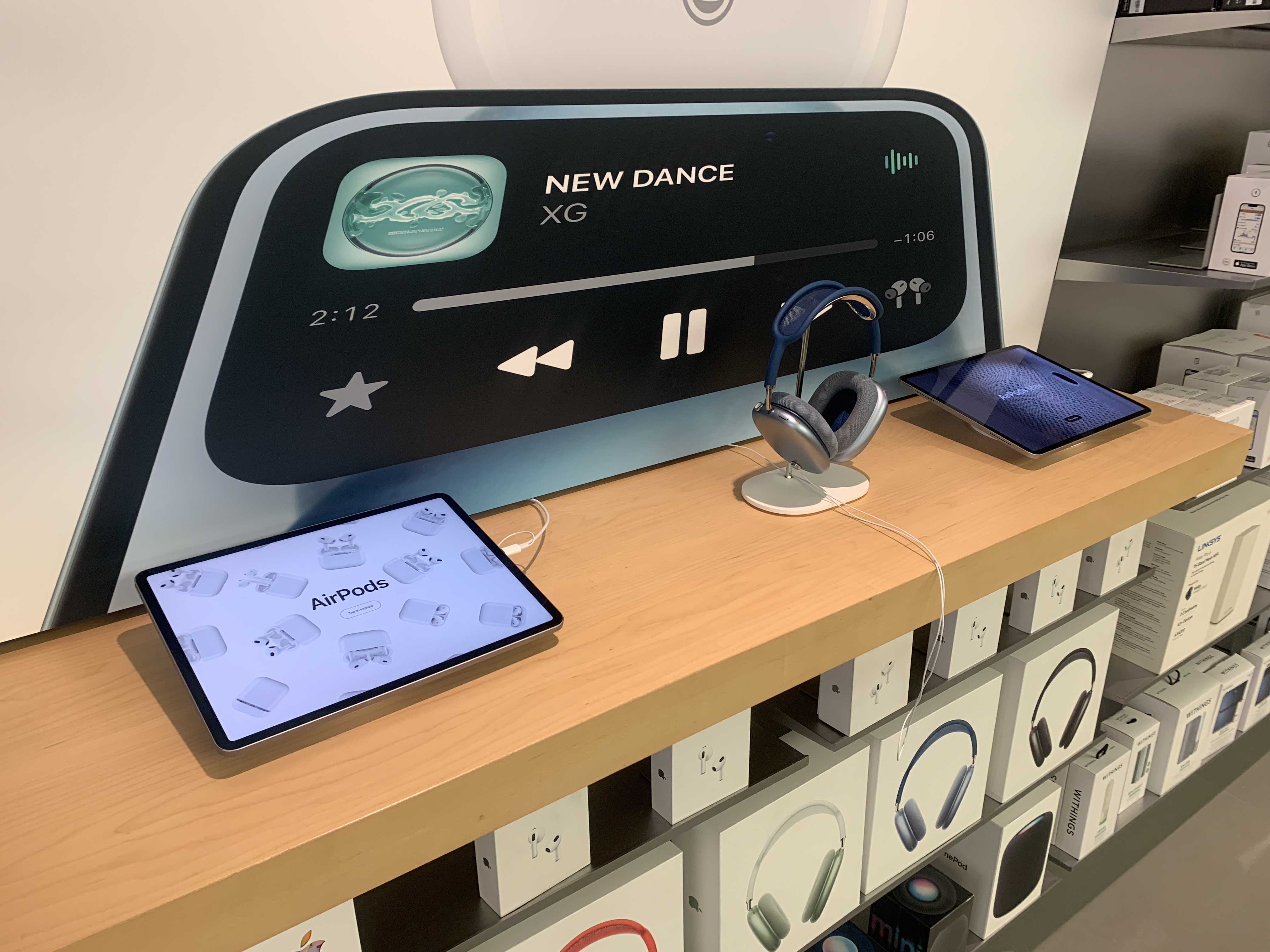 apple store ipad headphones display