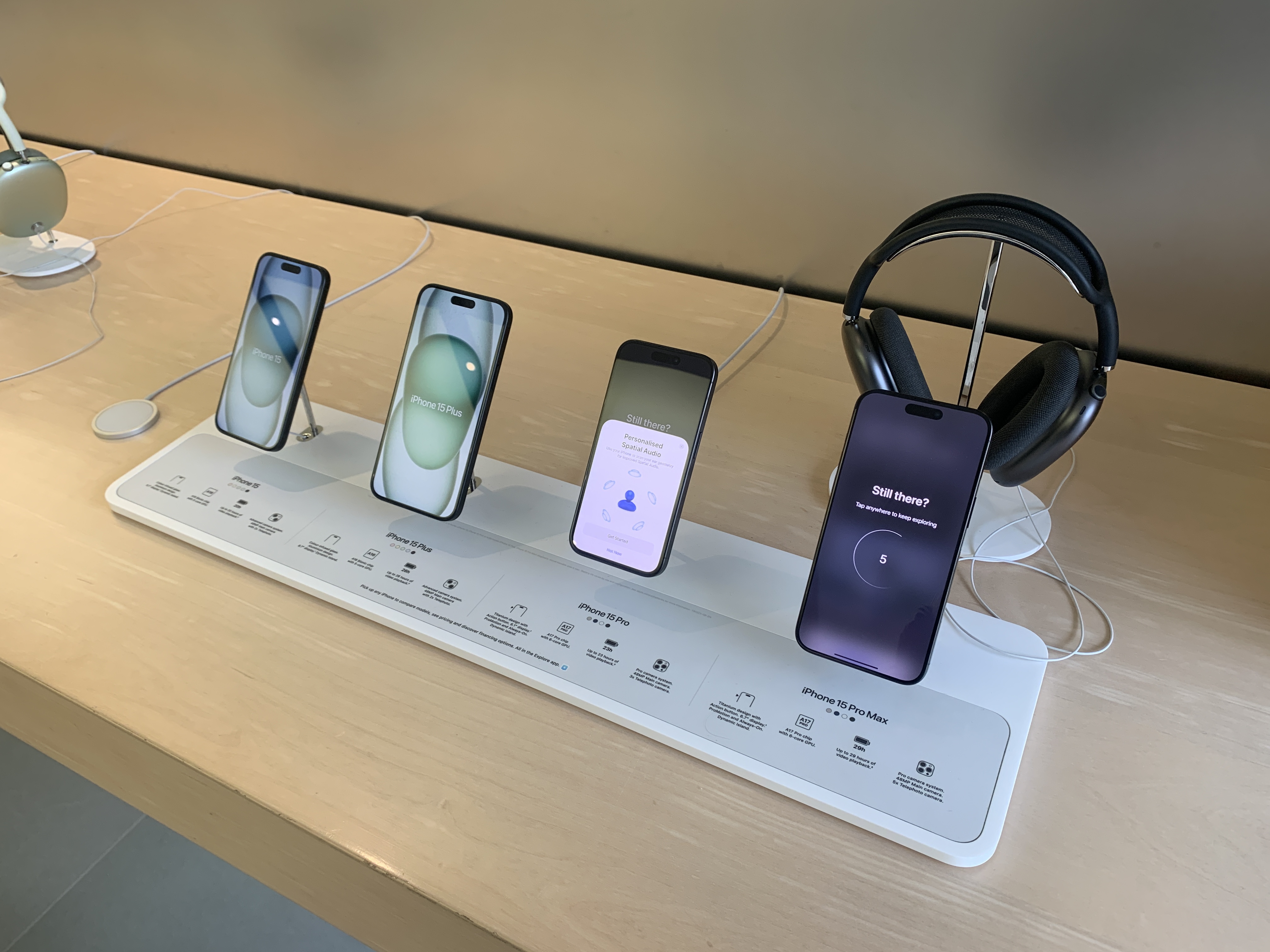 apple store phones display