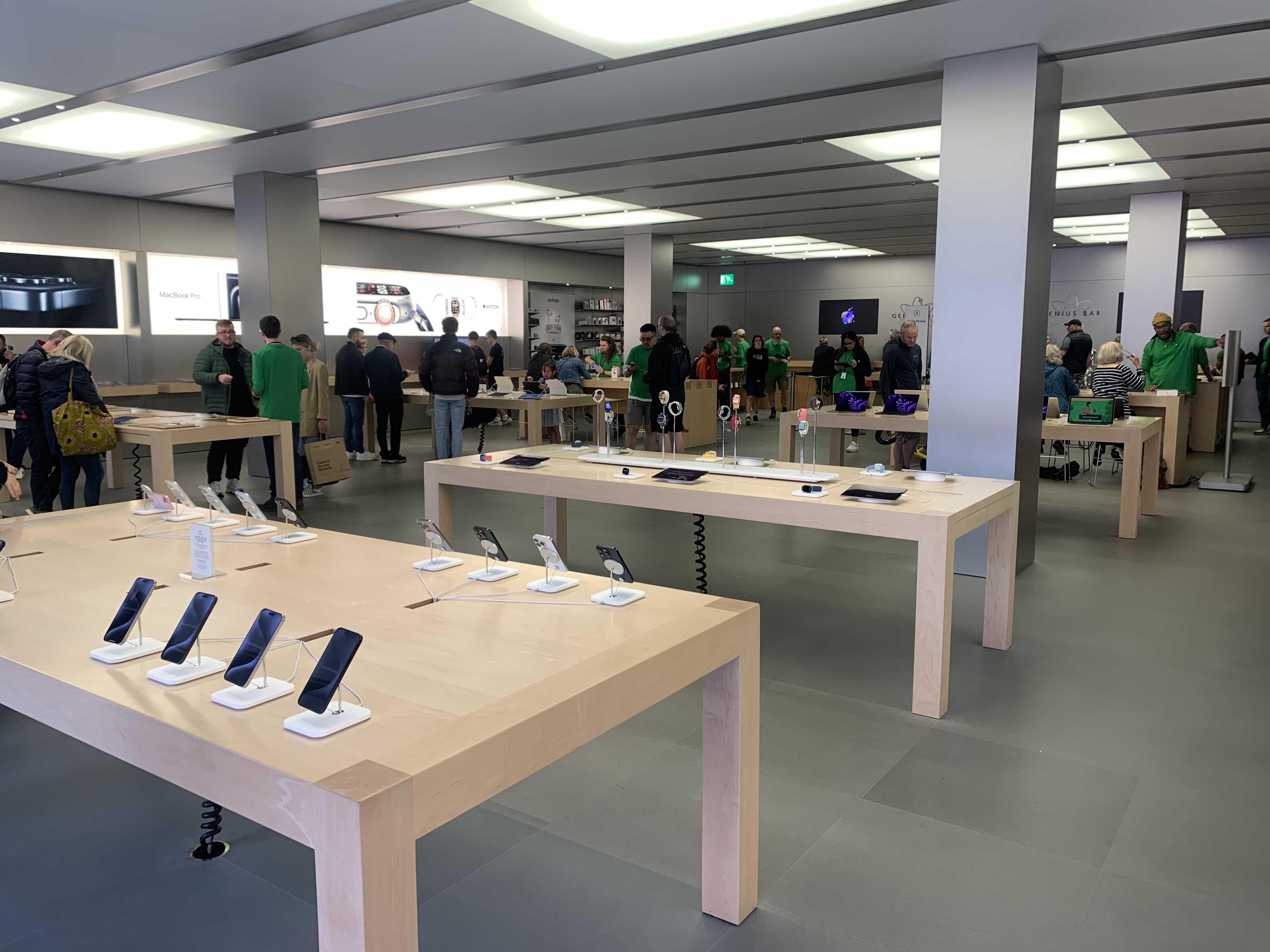 apple store phones table