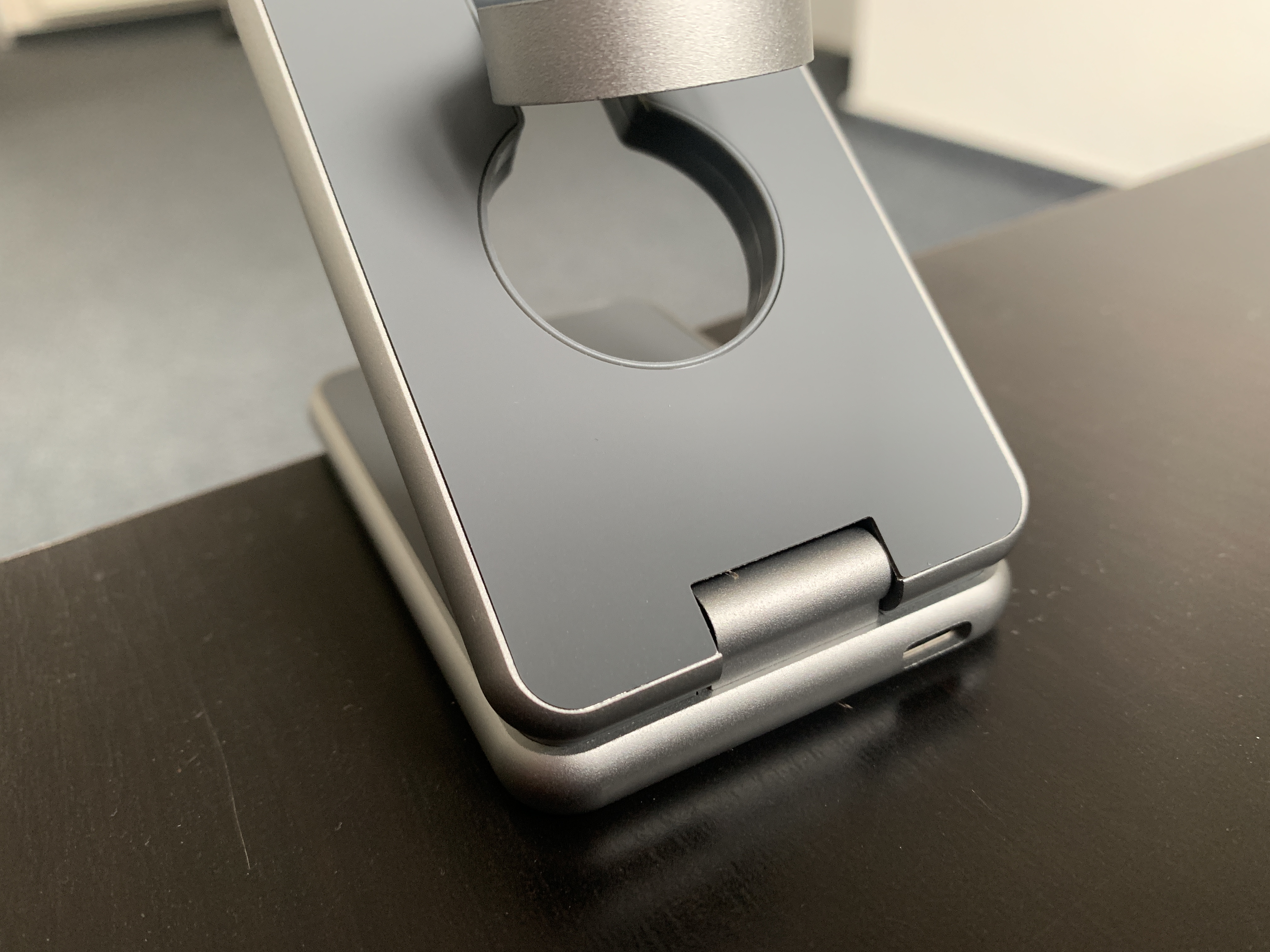 close up phone stand hinge