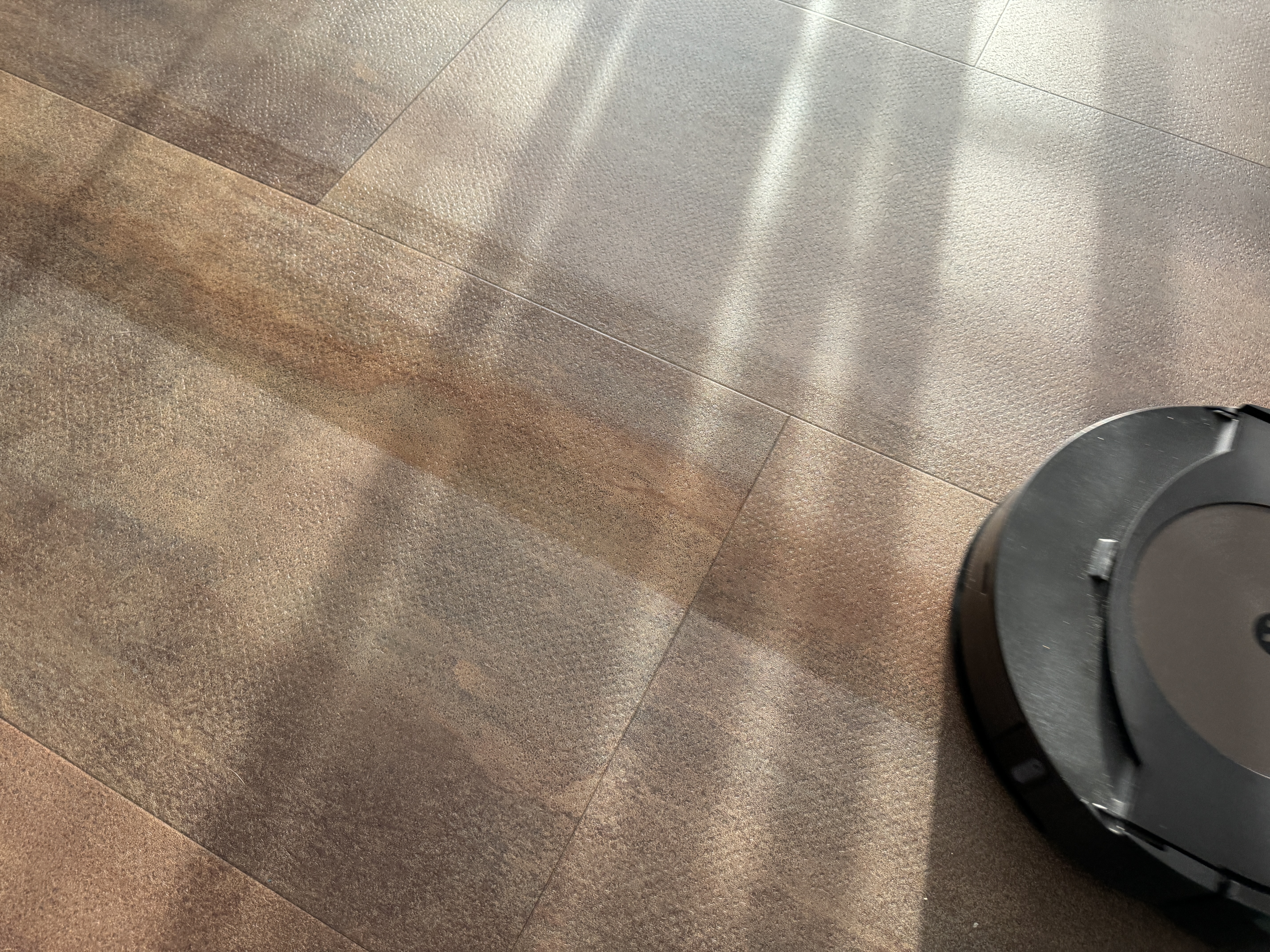 roomba close up floor