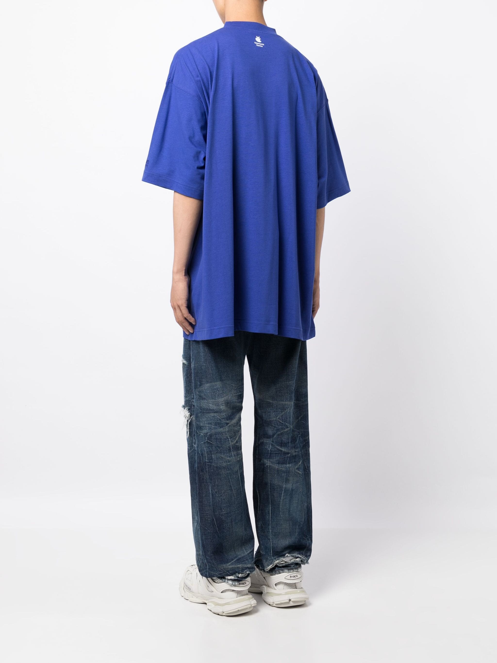 back view blue tshirt