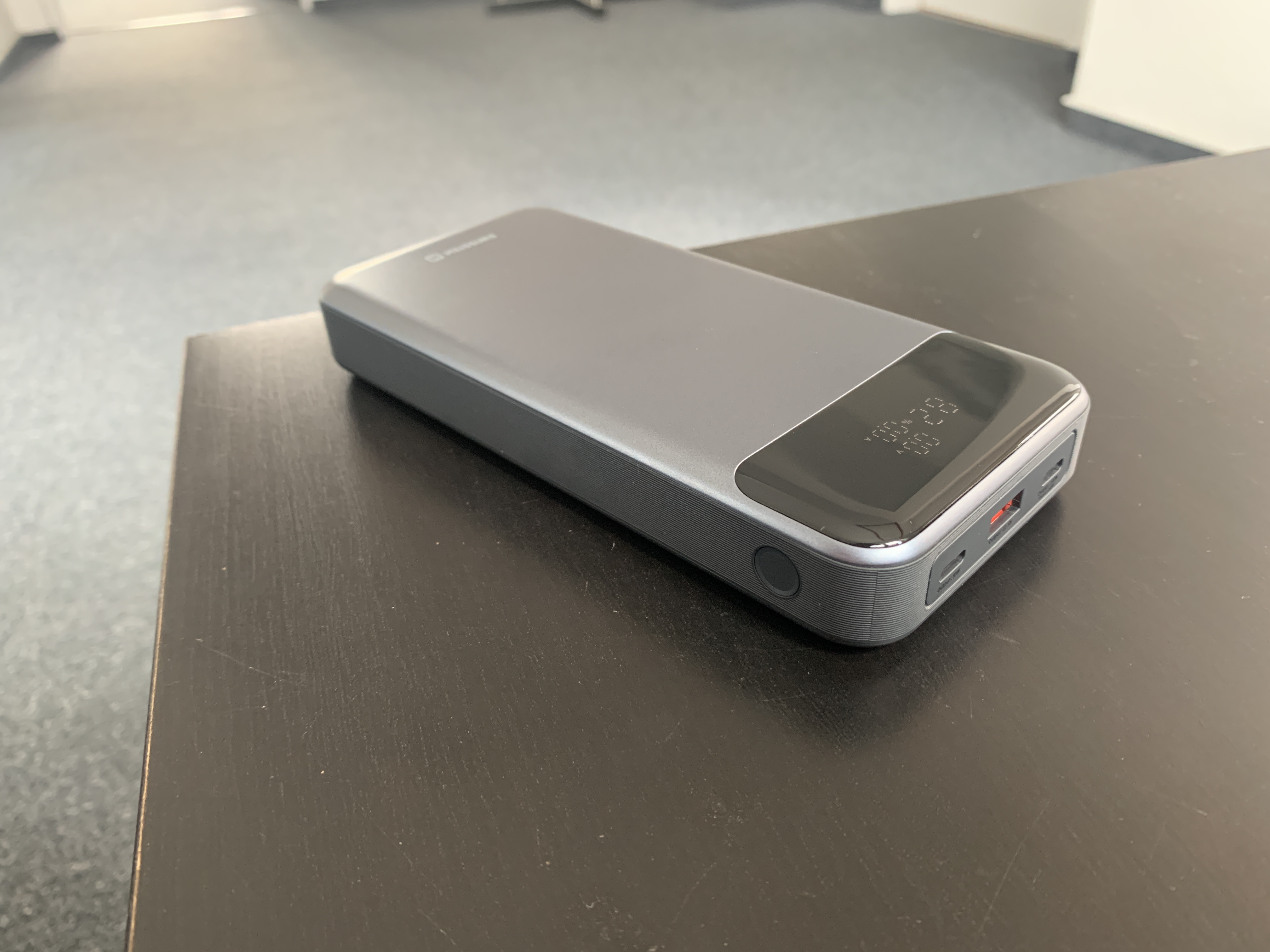 swissten power bank angle view