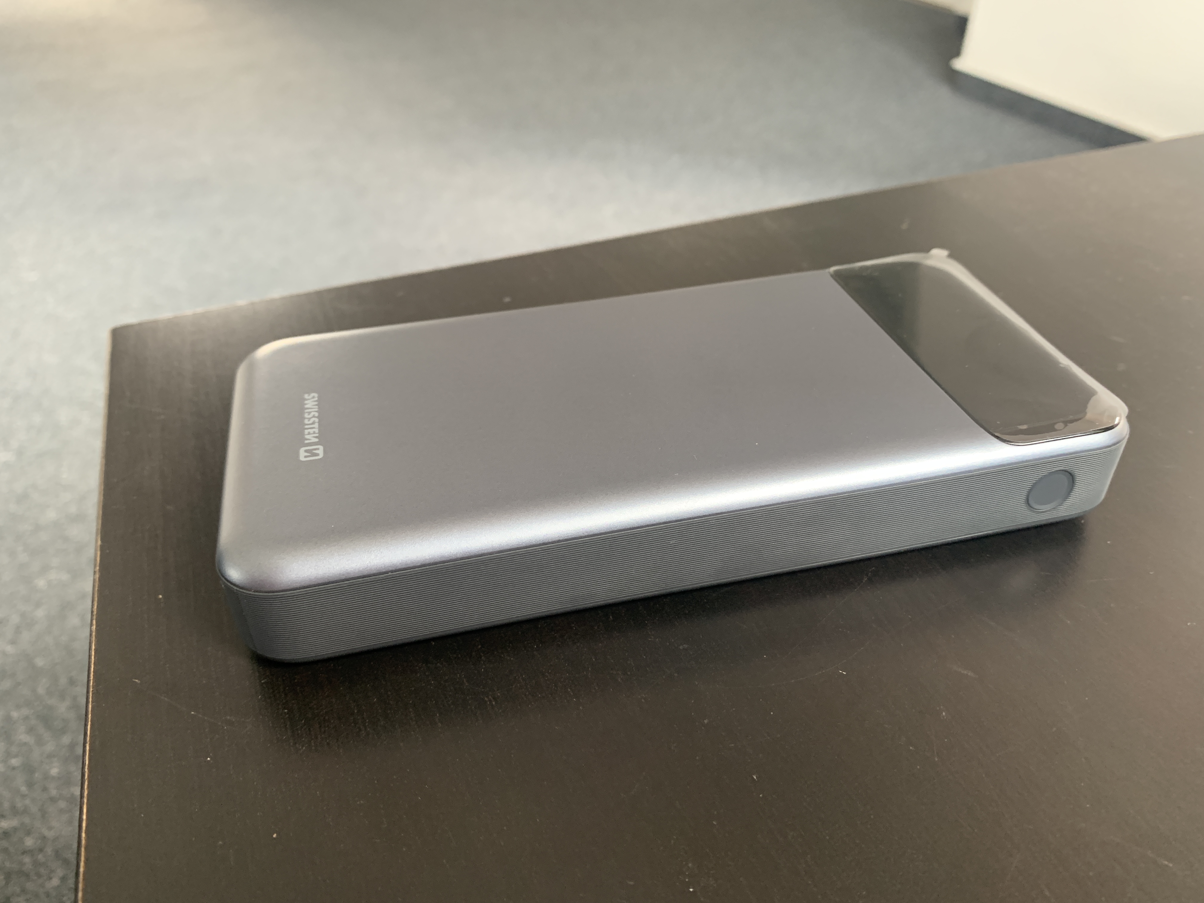 swissten power bank side view