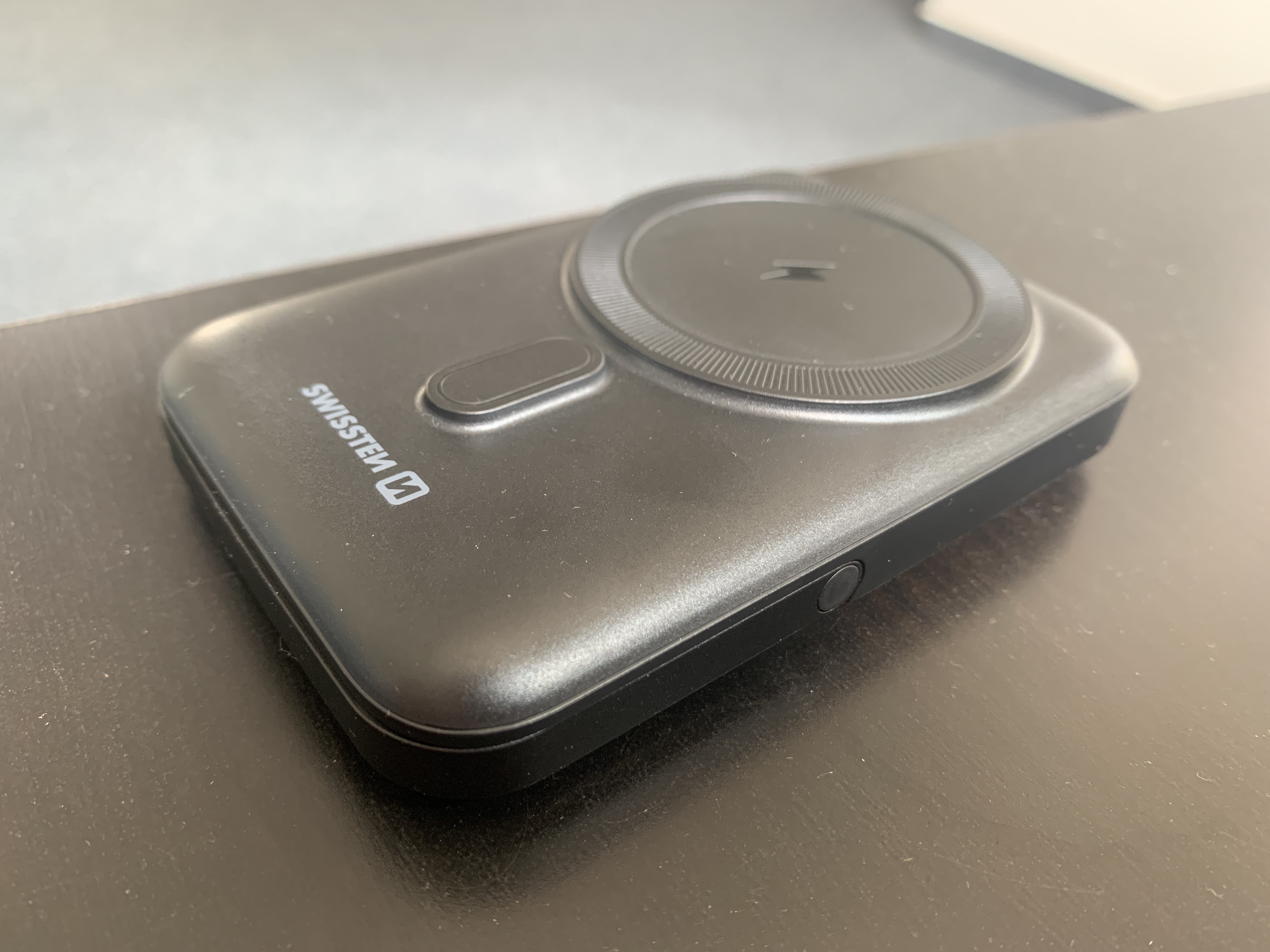 swissten magsafe side view