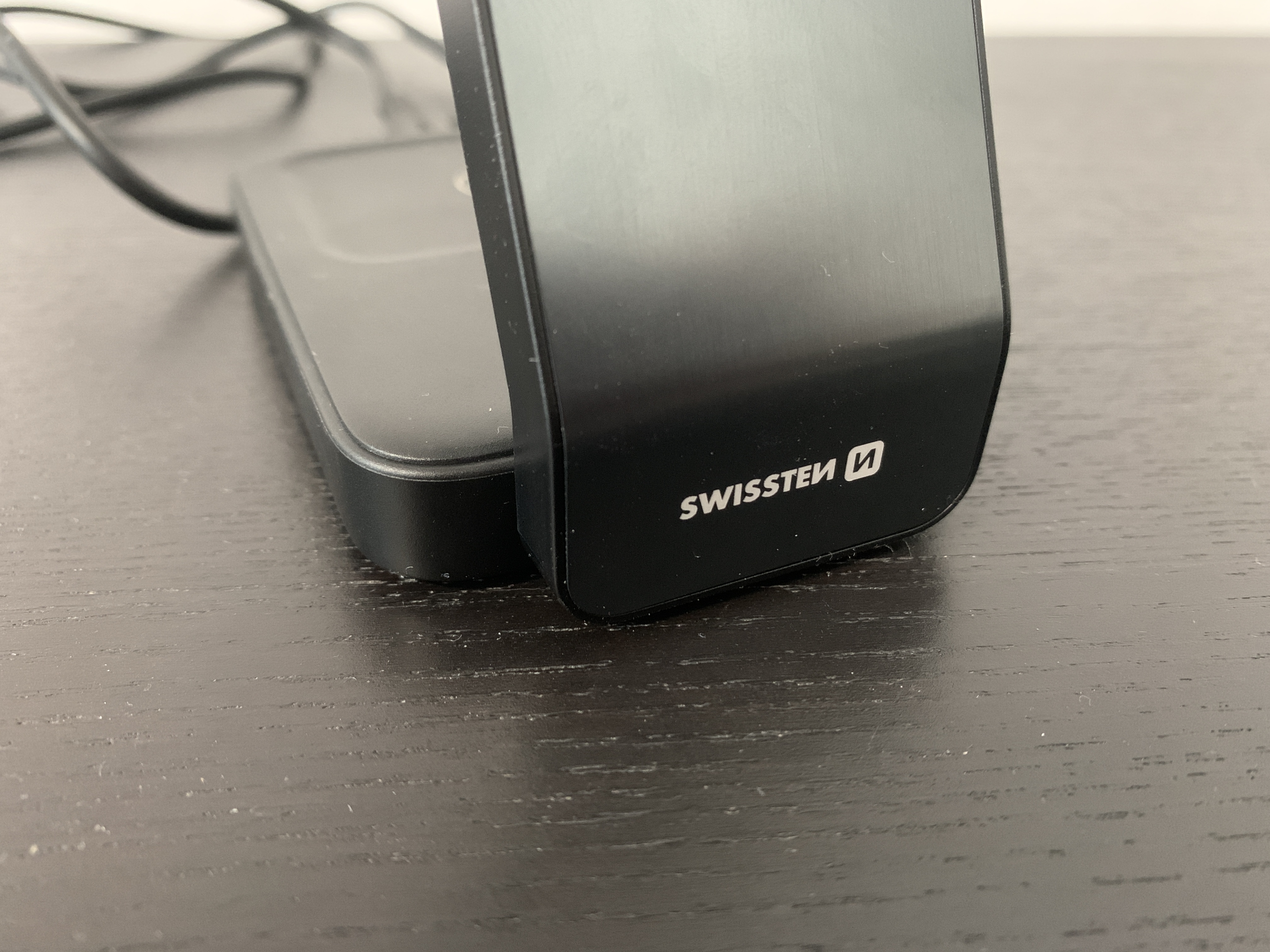 swissten wireless charger closeup