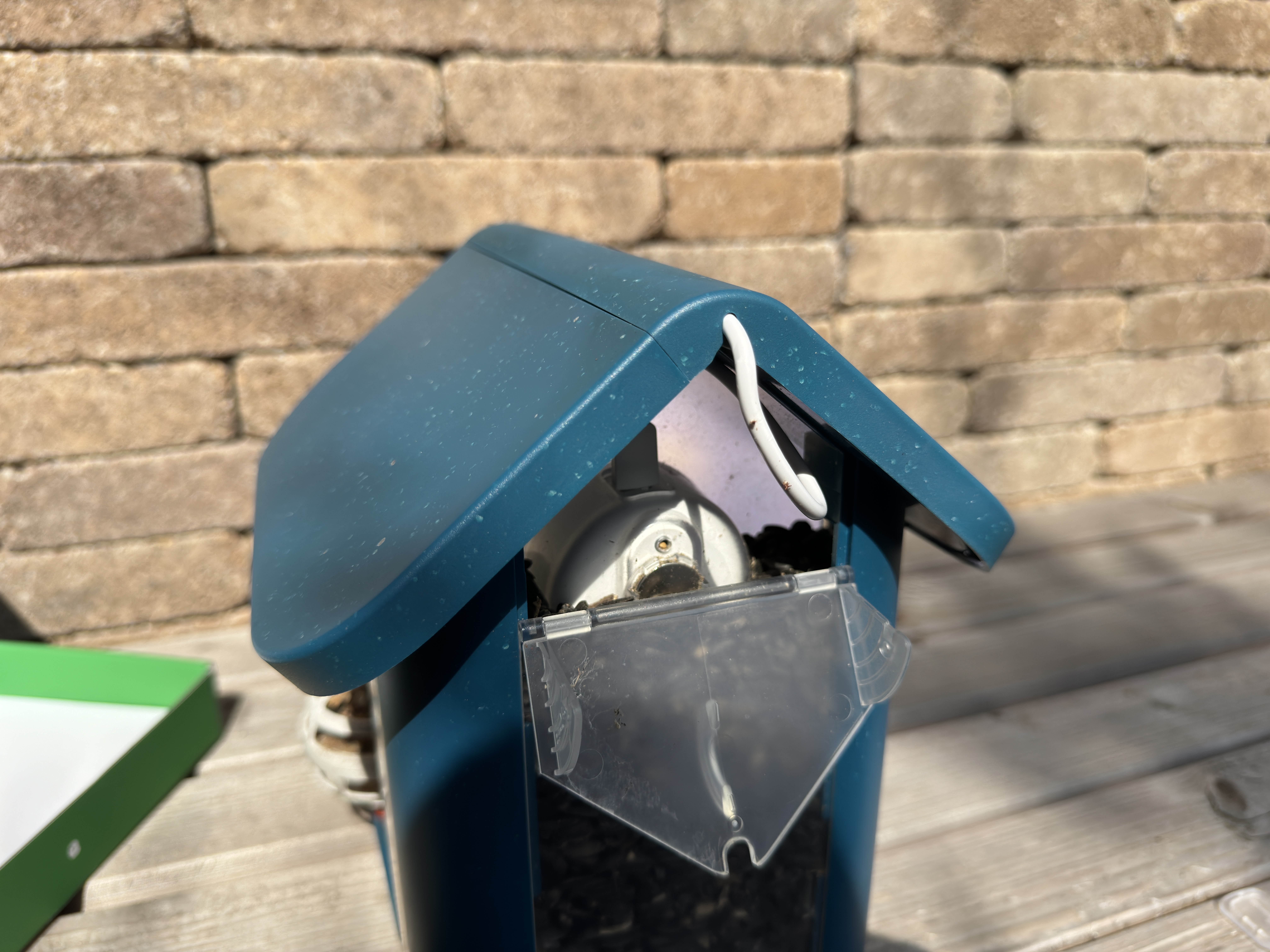 fågelmatare på bänk