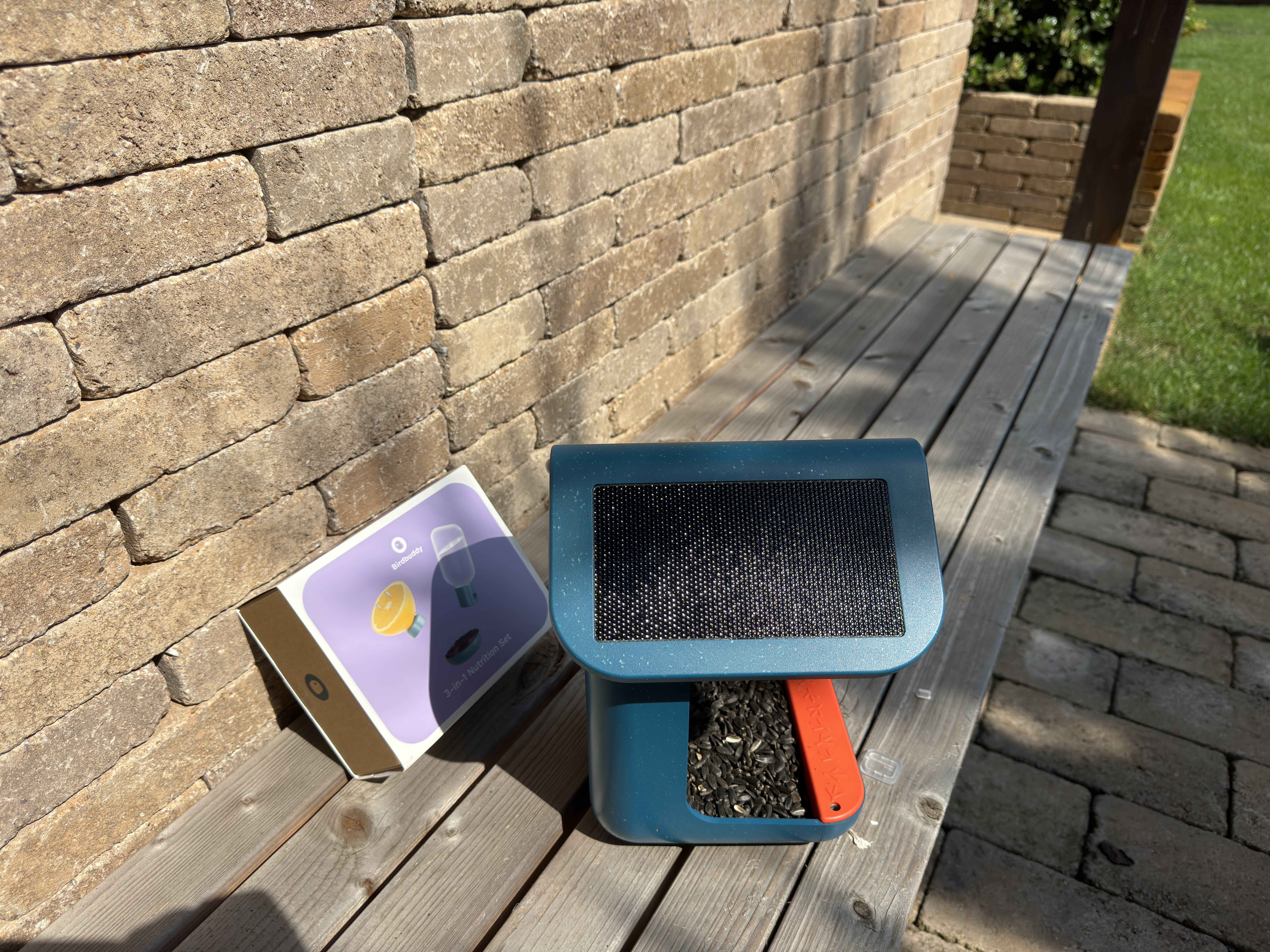 fågelmatare på träbänk