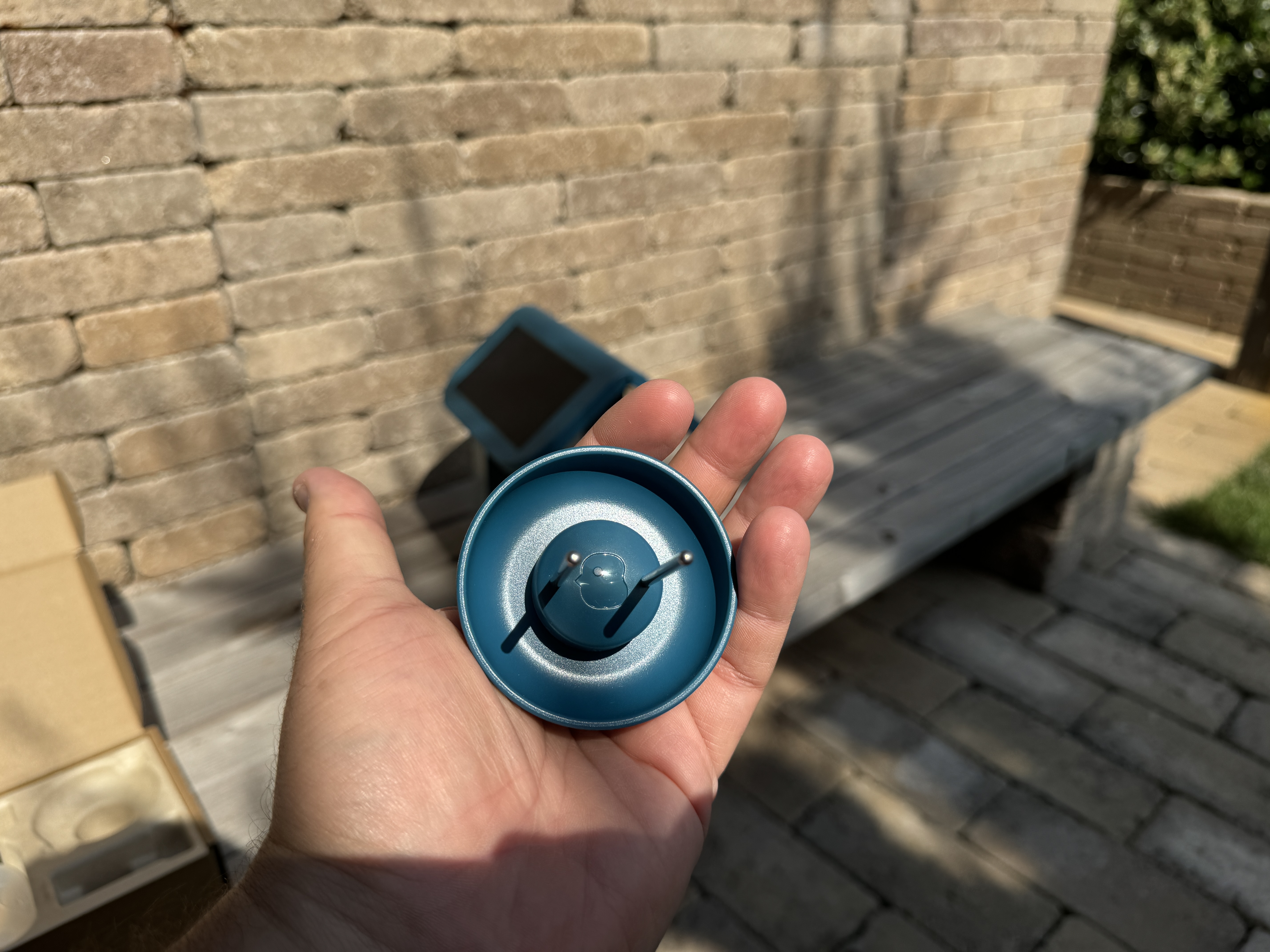 hand som håller en del av fågelholken