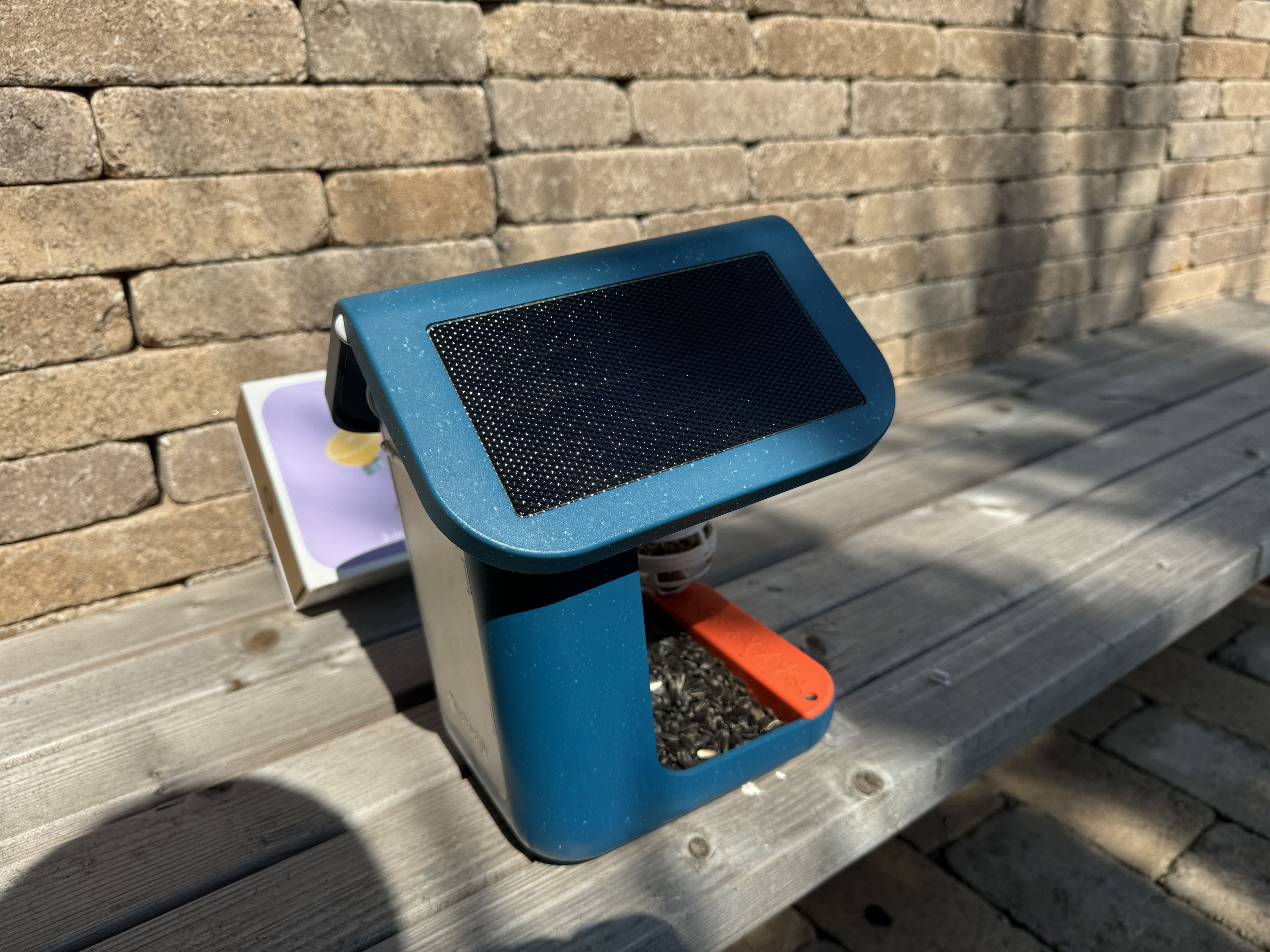 soldriven enhet på bänk