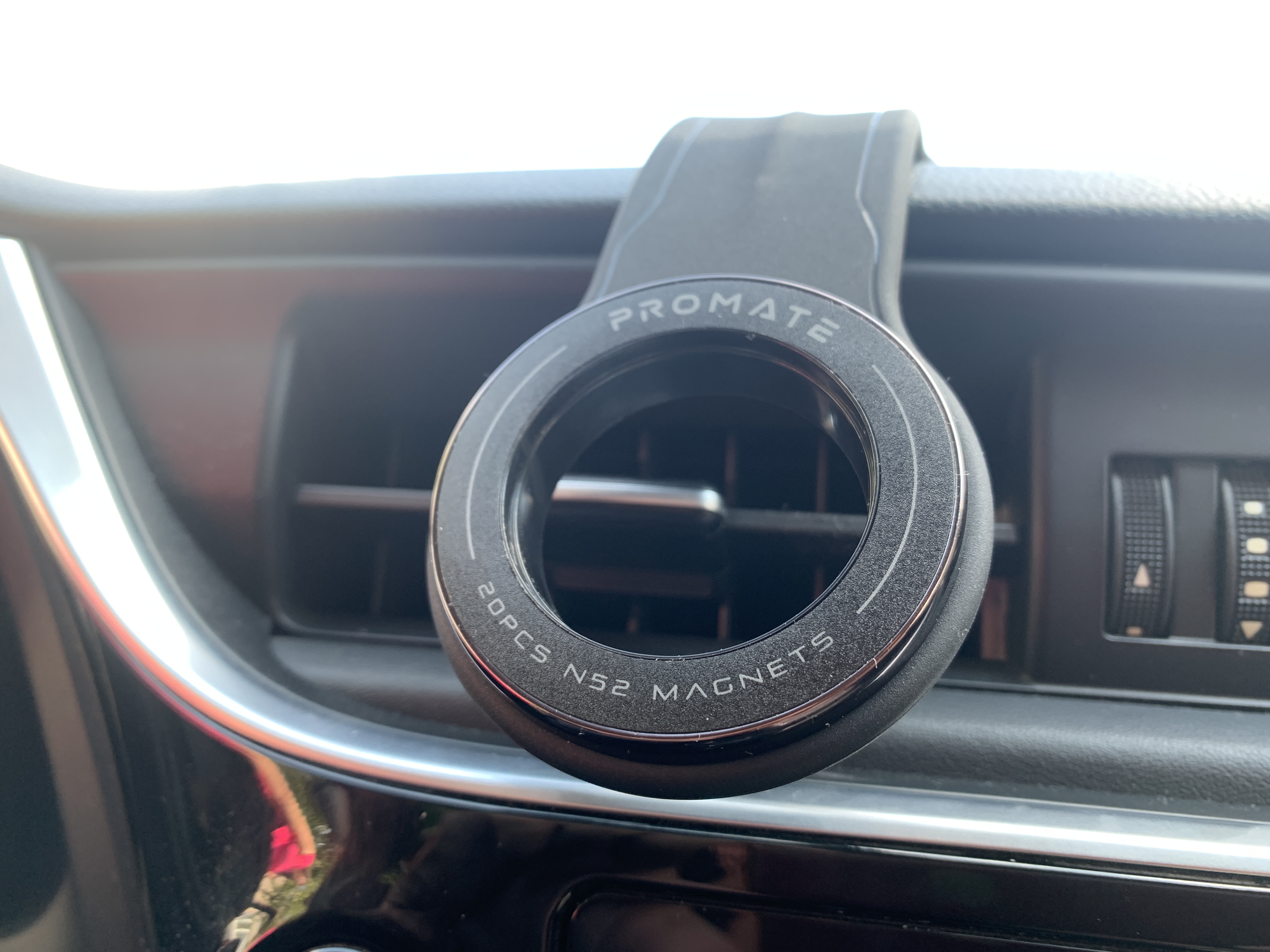 close up phone mount in car