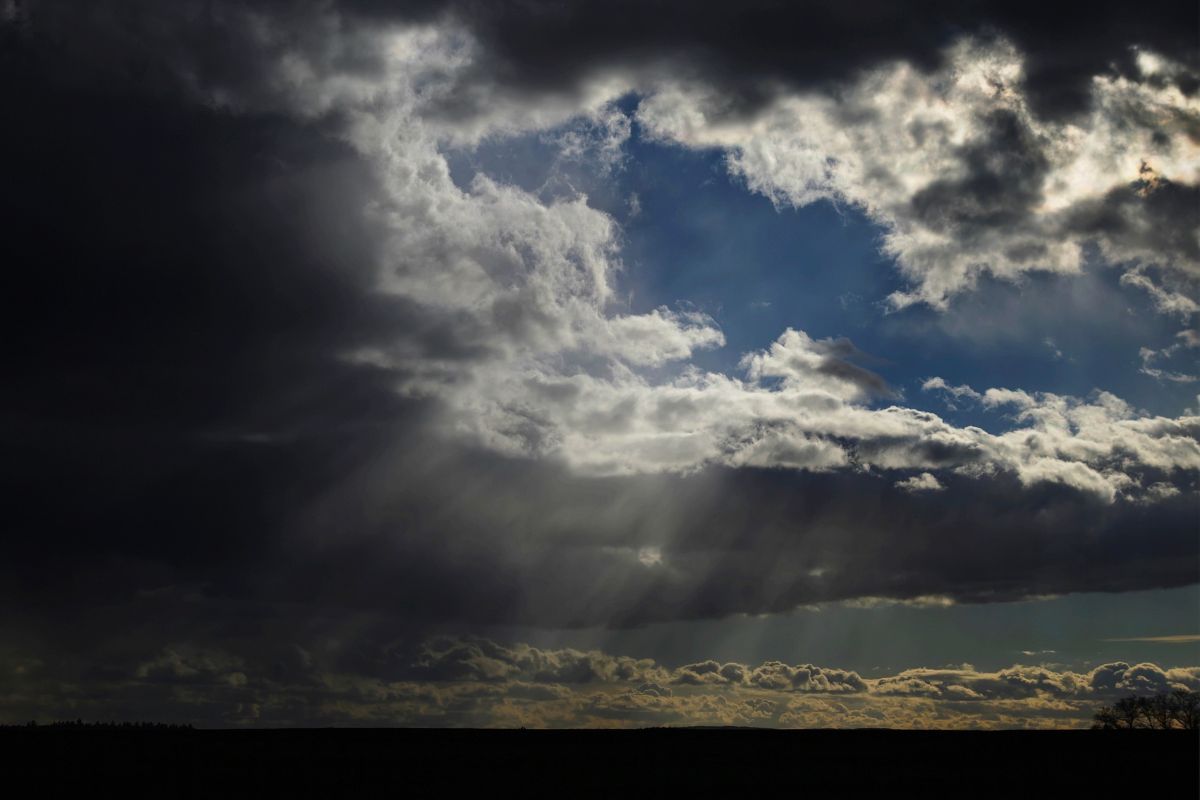 dramatic clouds sun rays