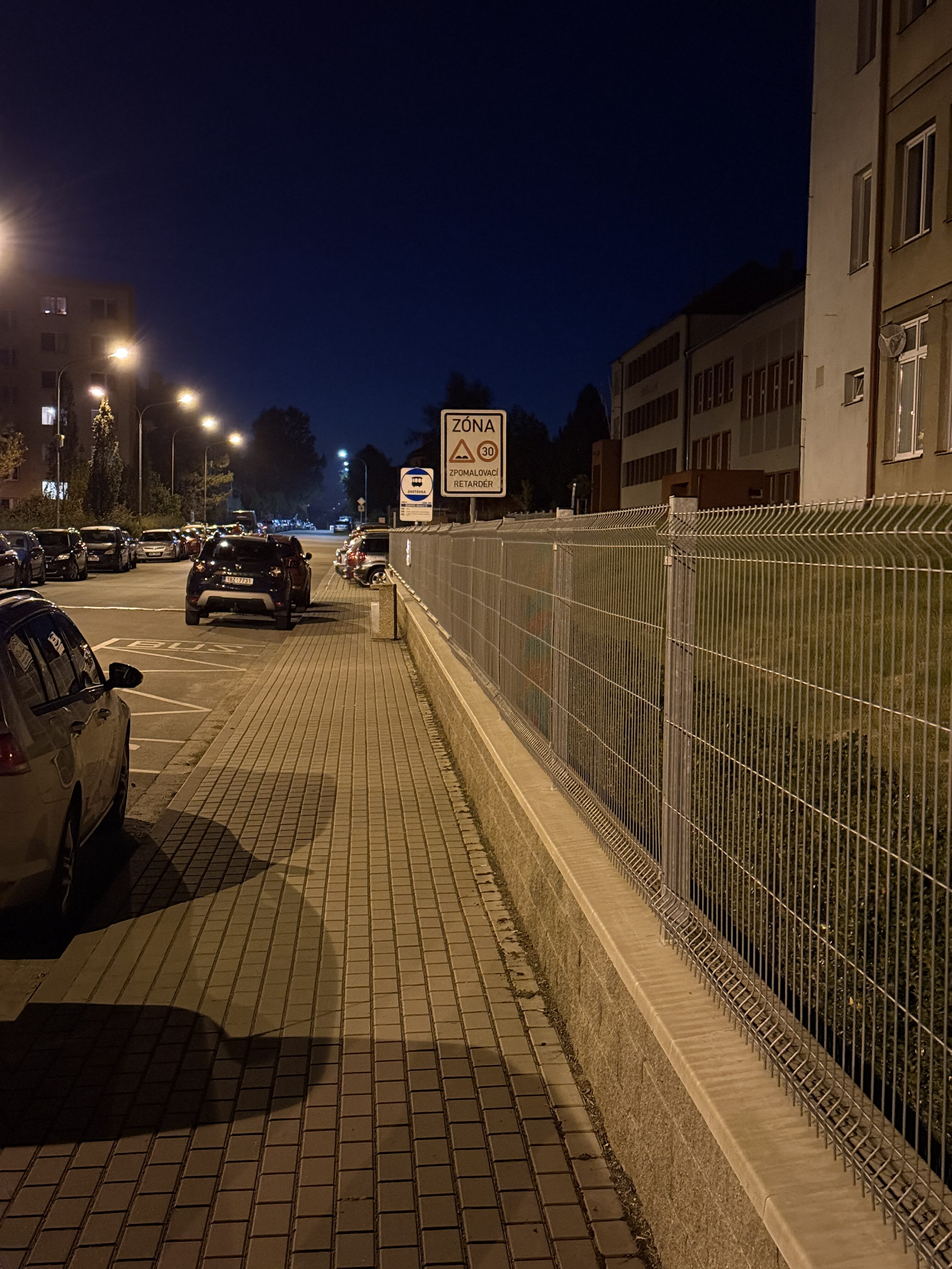 iPhone 16 Pro noc 12