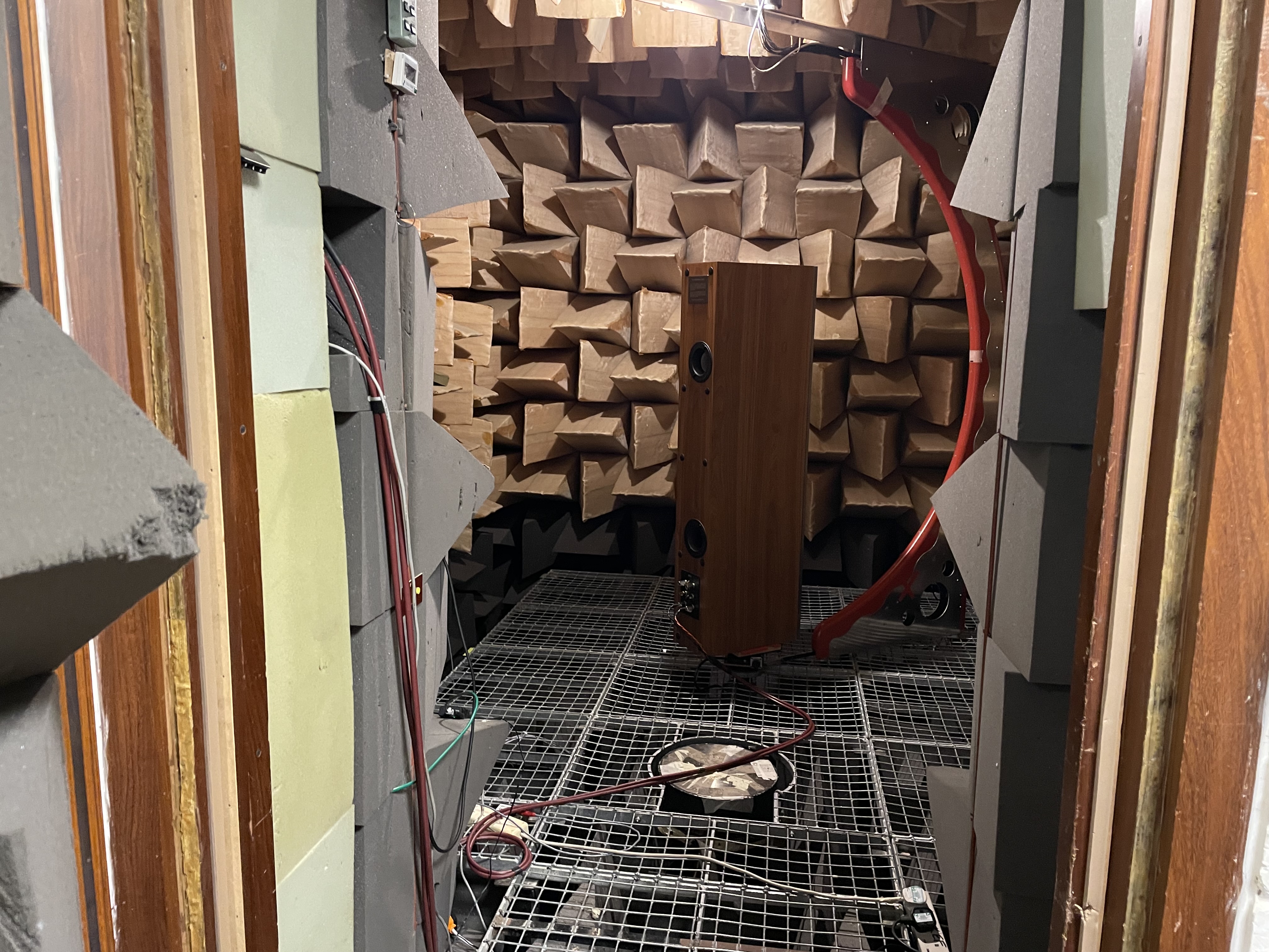 anechoic chamber speaker