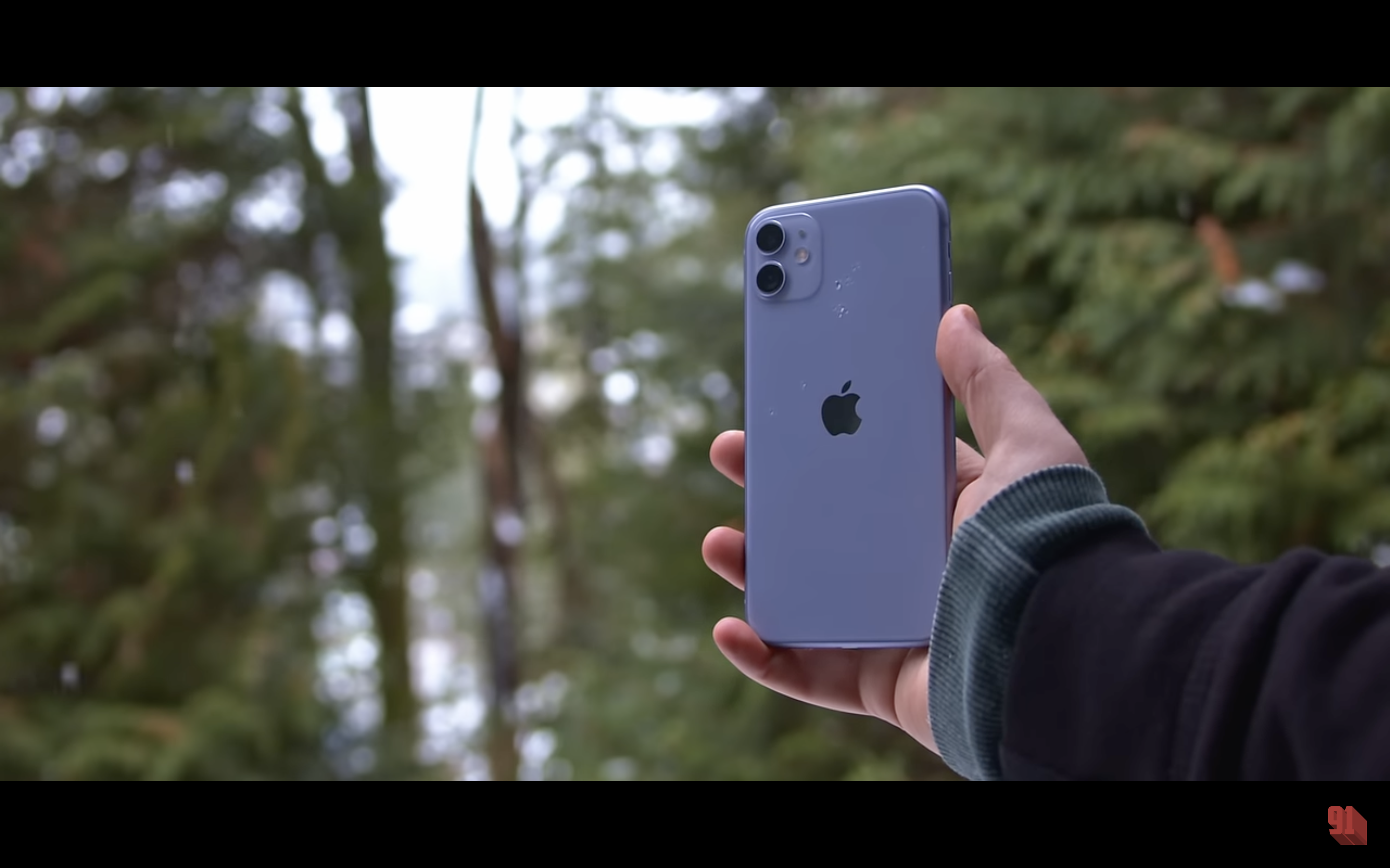 hand holding iphone outdoors