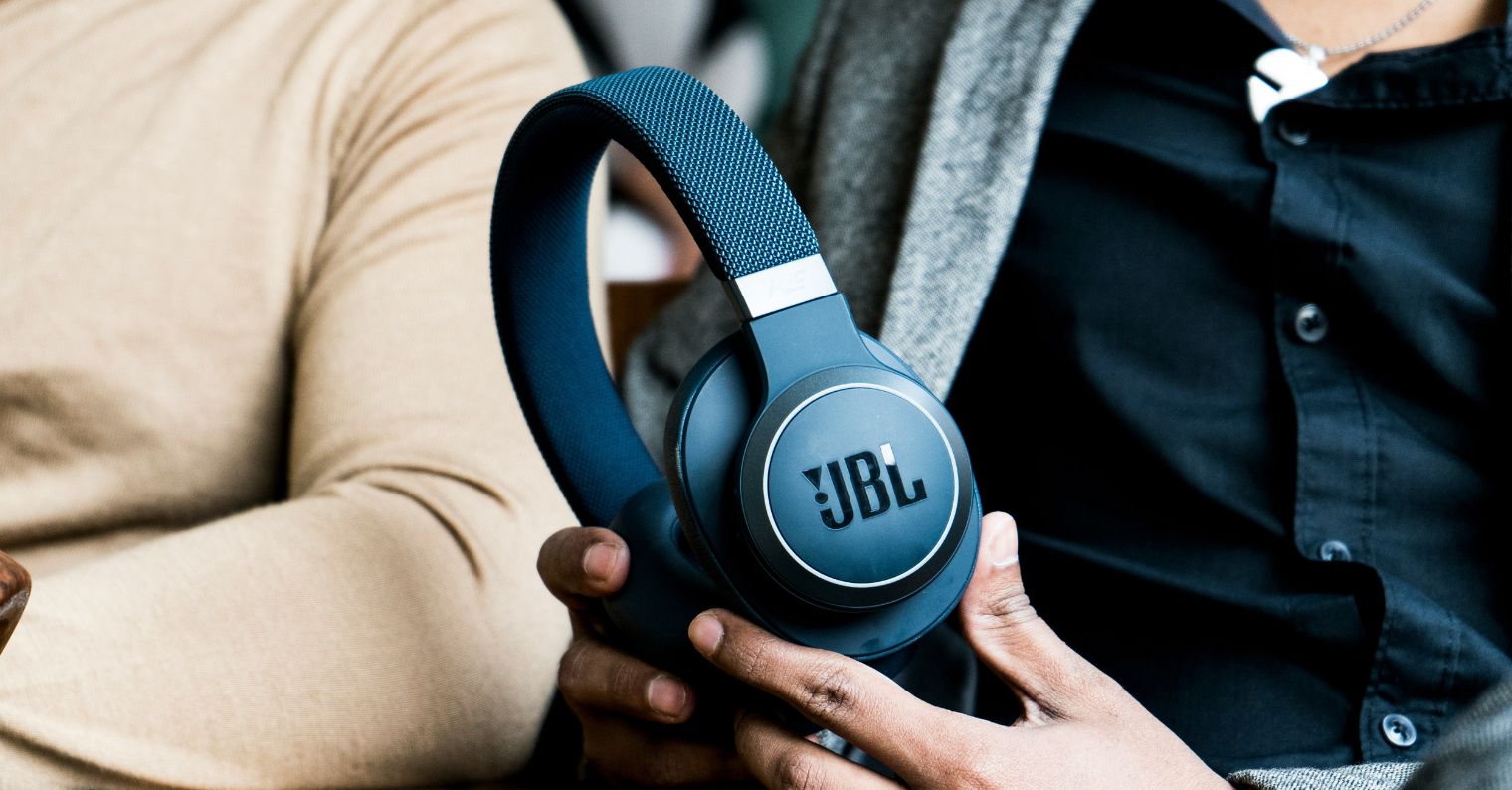Největší slevy v roce udeřily na audio. Parádně ušetříte na JBL, Sony i Niceboy