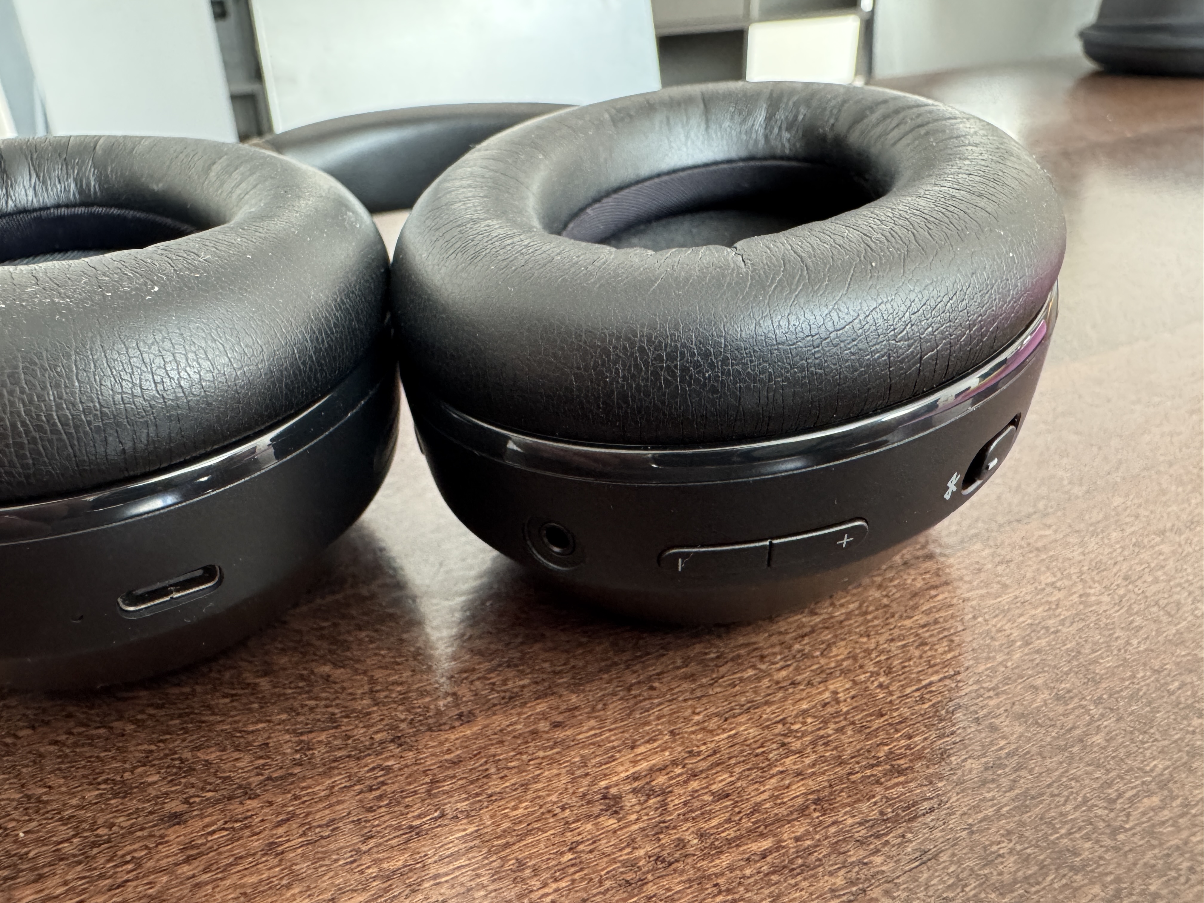 jbl tour one m2 ear cushions controls