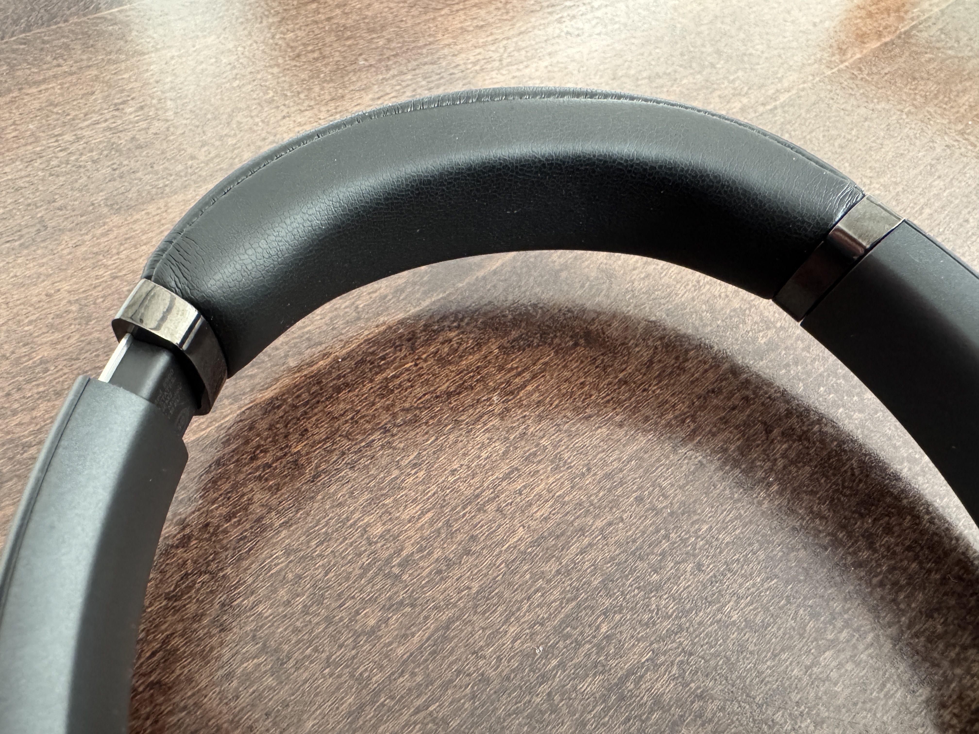 jbl tour one m2 headband detail
