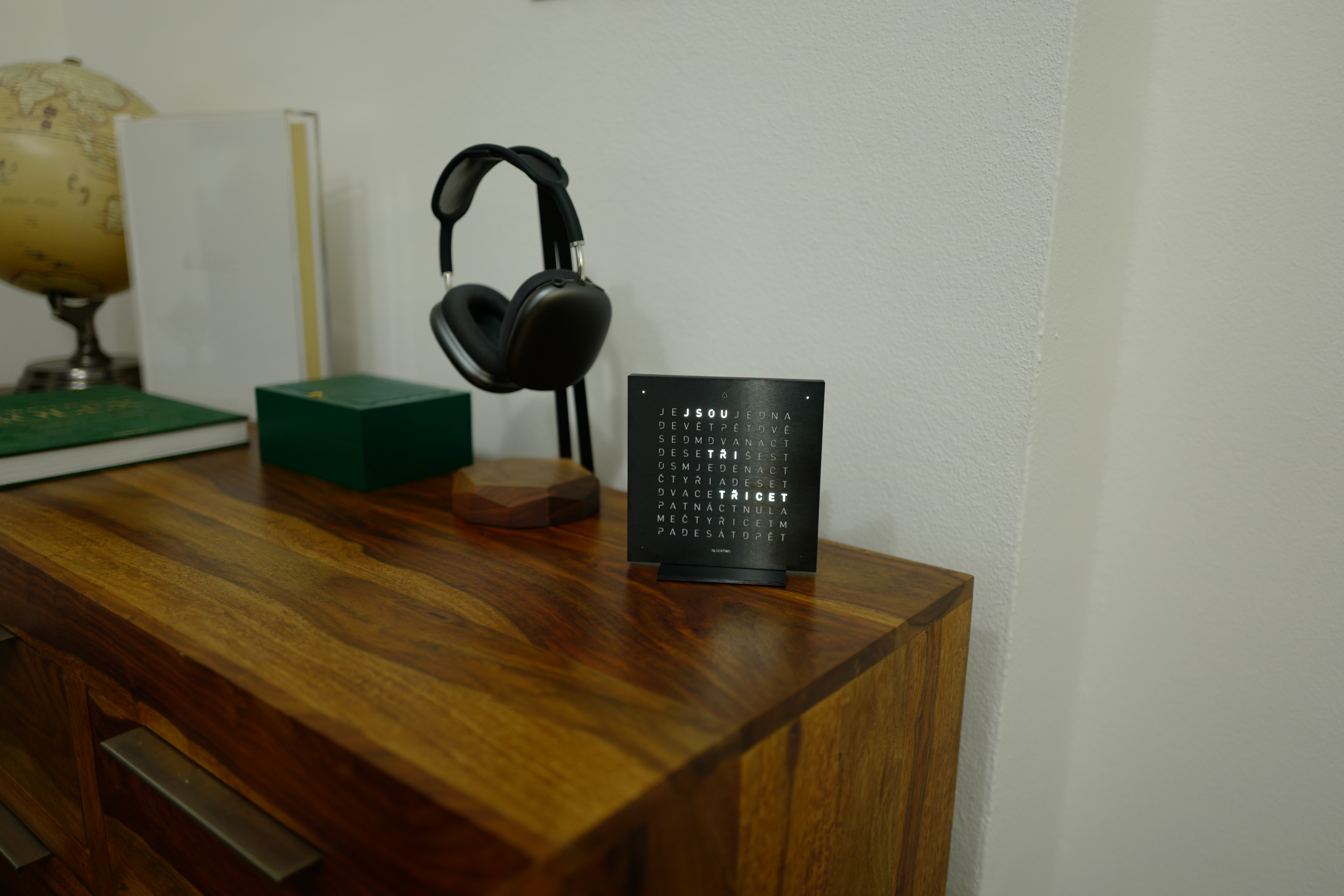 นาฬิกาเดสก์ท็อป Qlocktwo นาฬิกาเดสก์ท็อป Qlocktwo