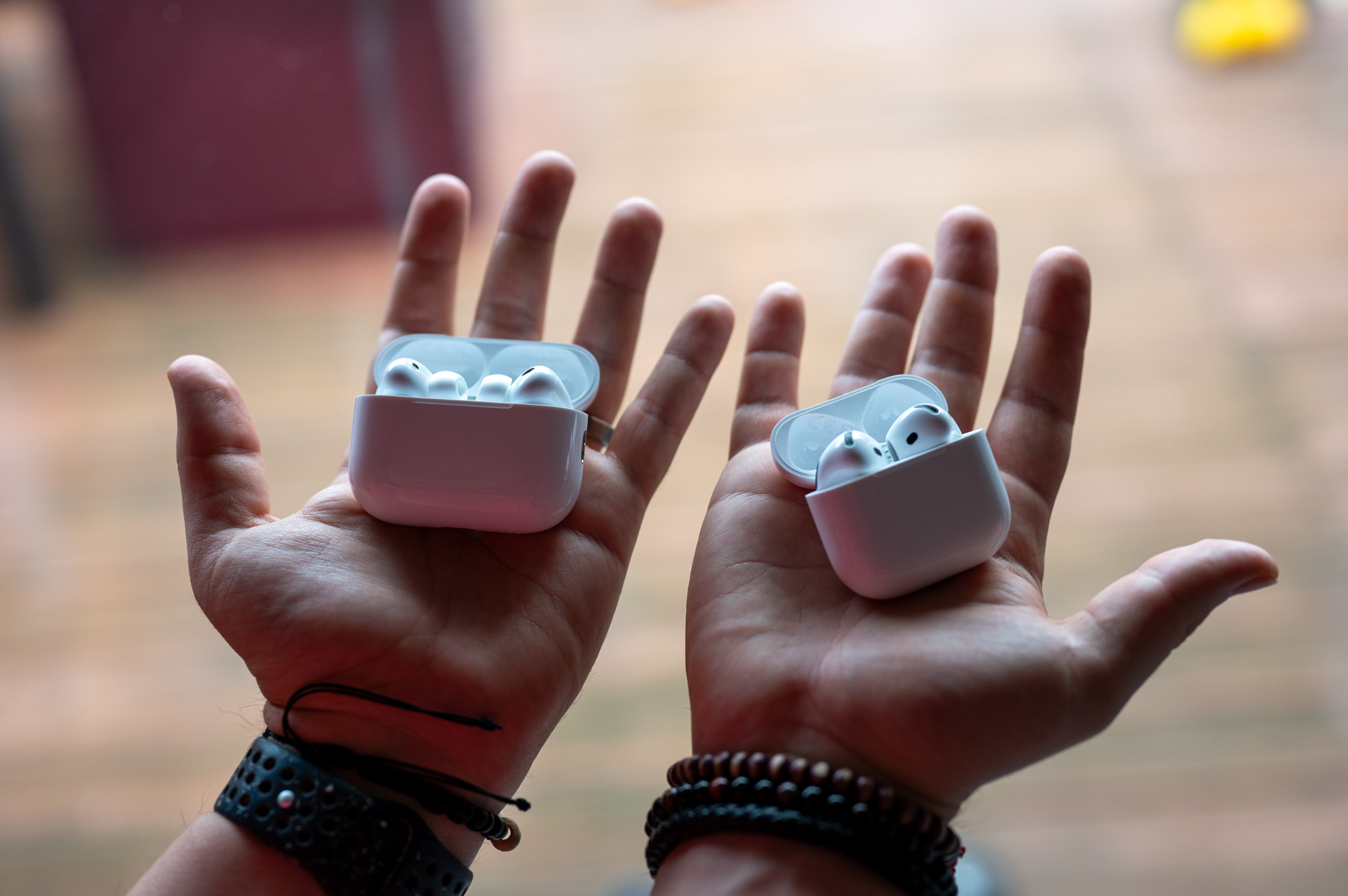 Měsíc s AirPods 4 a AirPods Pro 3: Které se vyplatí víc koupit?