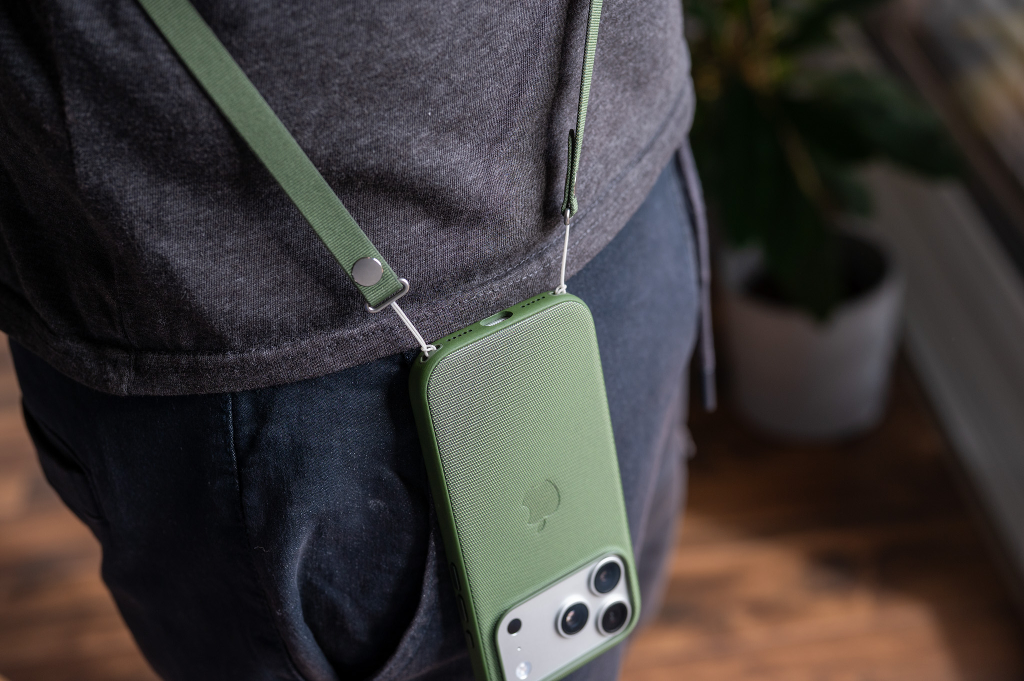Recenze Apple Crossbody popruhu: Skvělý doplněk, který je dotažen prakticky k dokonalosti