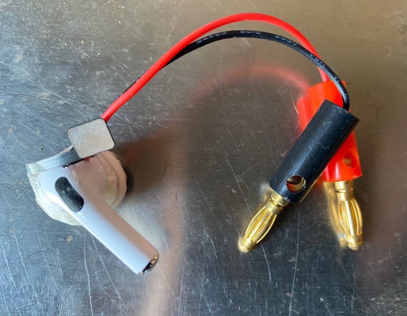 Podívejte se na uniklé fotky unikátního prototypu AirPods Pro!