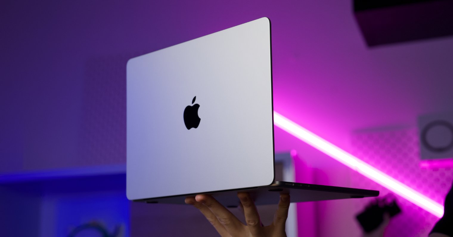 1520 794 MacBook Air M4 hand