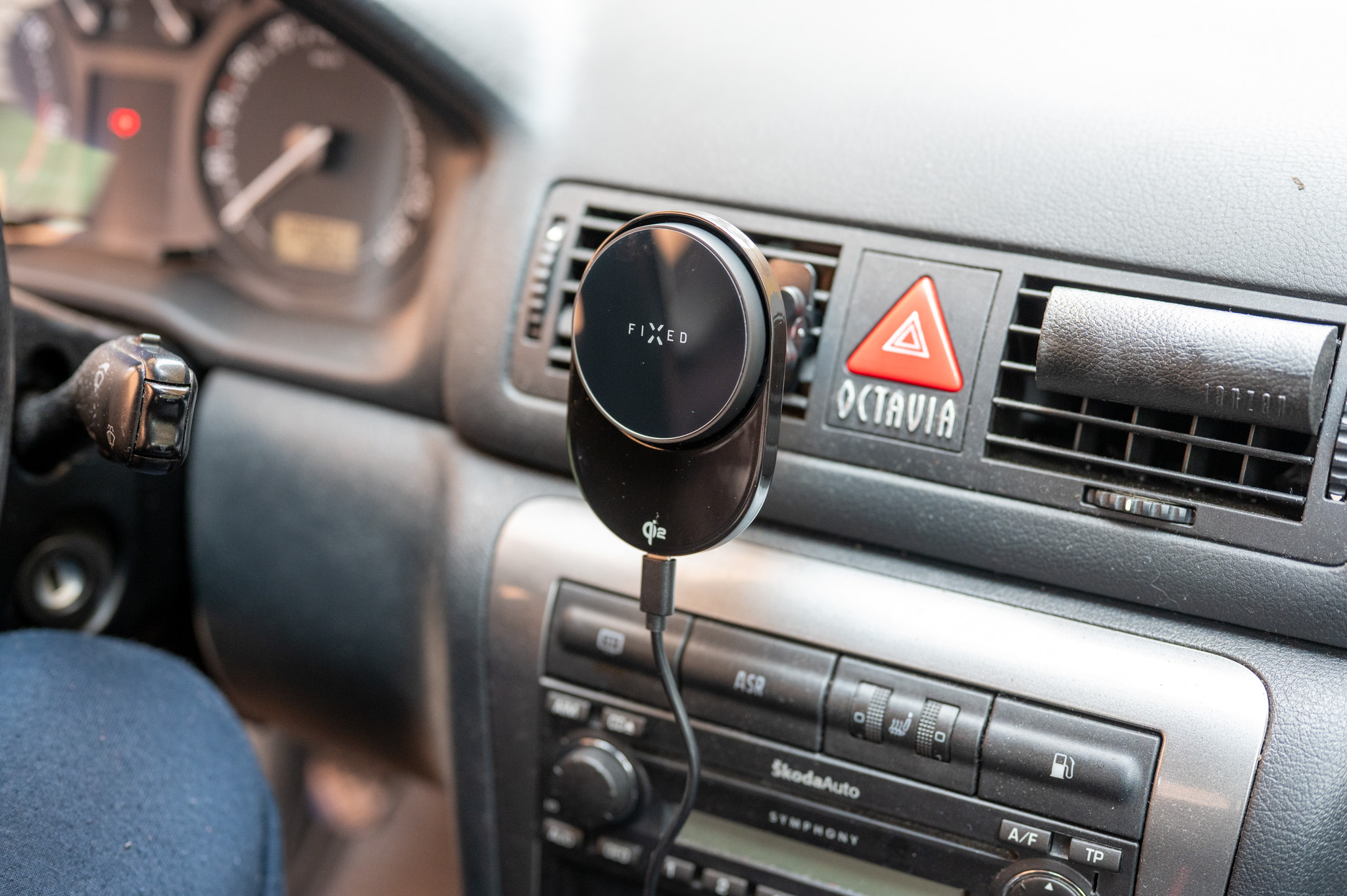 Recenze FIXED MagAir: Autonabíječka, kterou si jednoduše zamilujete