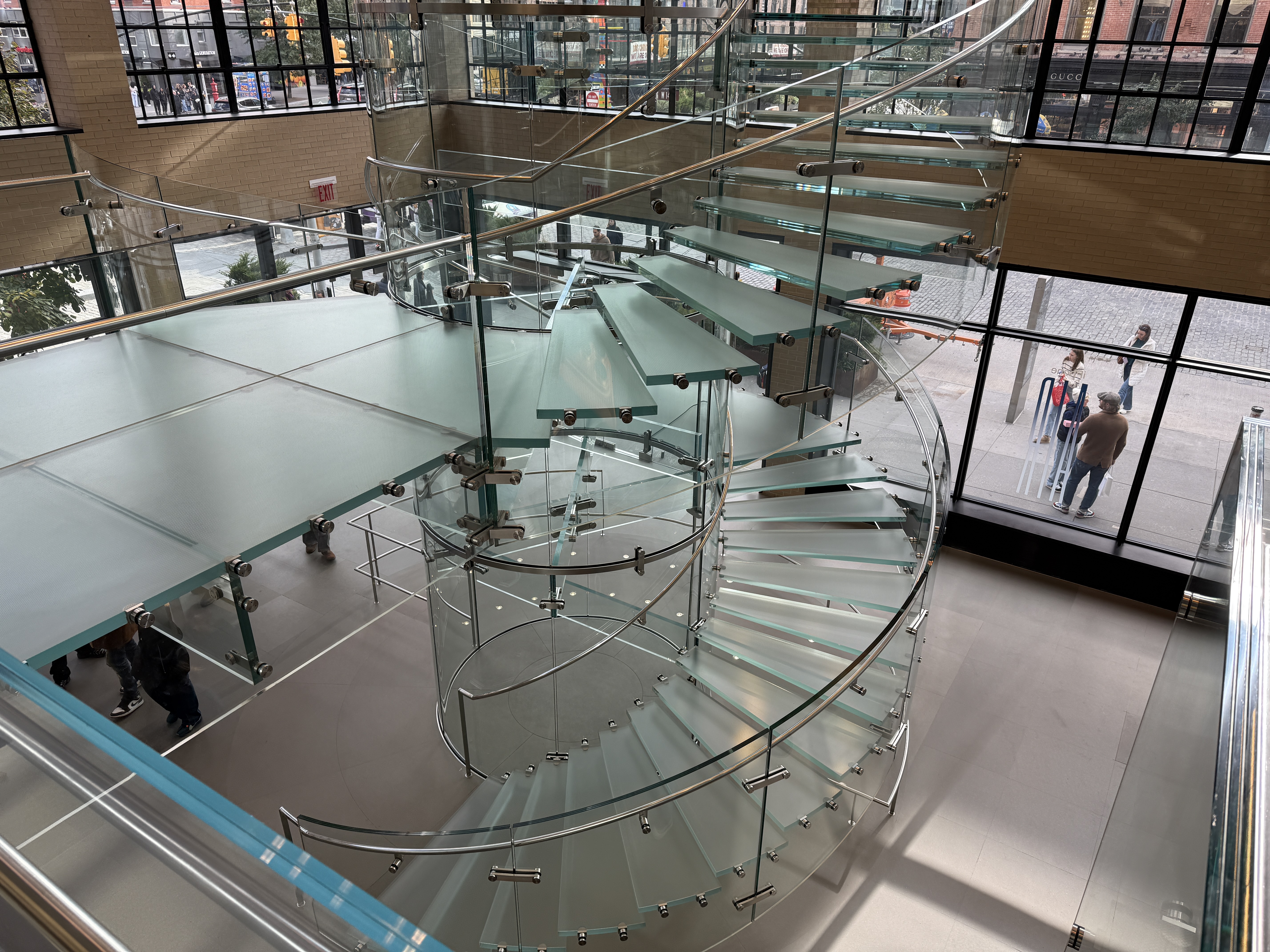 Na návštěvě v Apple West 14th Street: největší skleněné schodiště na světě vás očaruje!