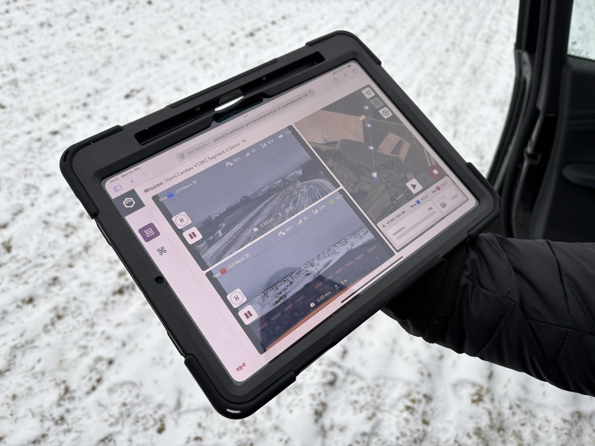 Montér EG.D dohlíží na automatické drony pomocí tabletu. Vidí záběry z kamery, ale i letovou dr ahu